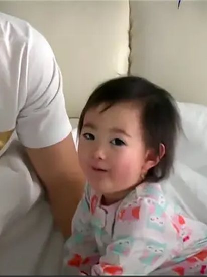 奥莉刚起床,就噘着嘴要爸爸亲亲,小表情萌化了!丨爸爸回来了