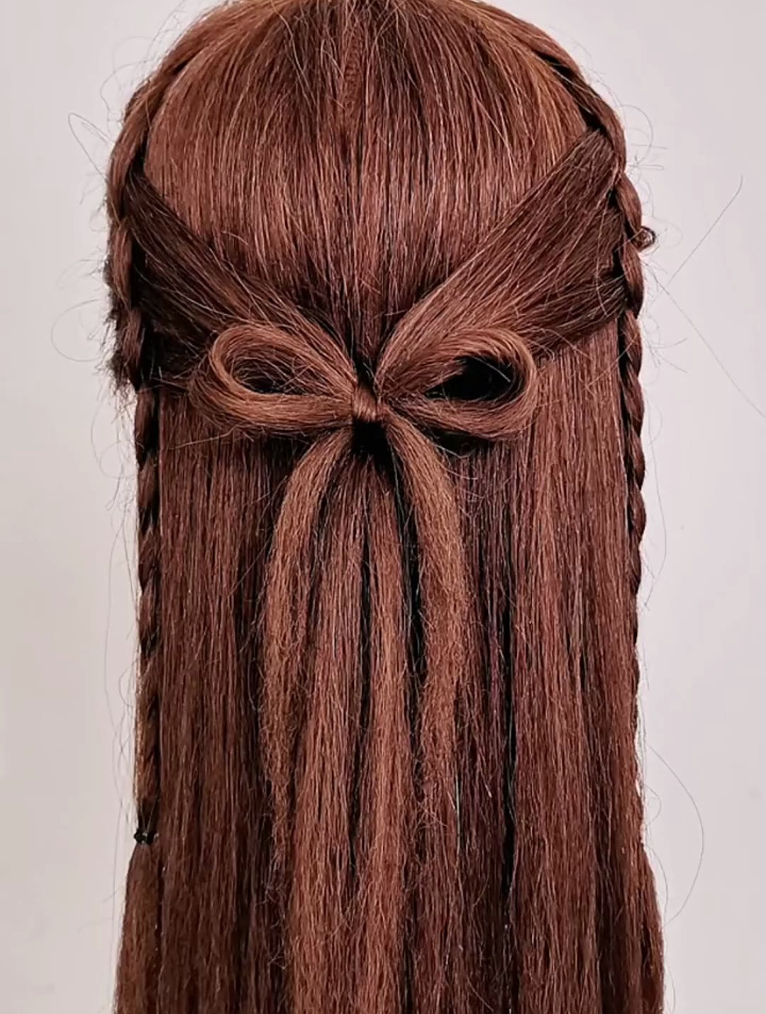 用头发扎个蝴蝶结,没有发饰也能扎出漂亮发型,有手就行!-度小视