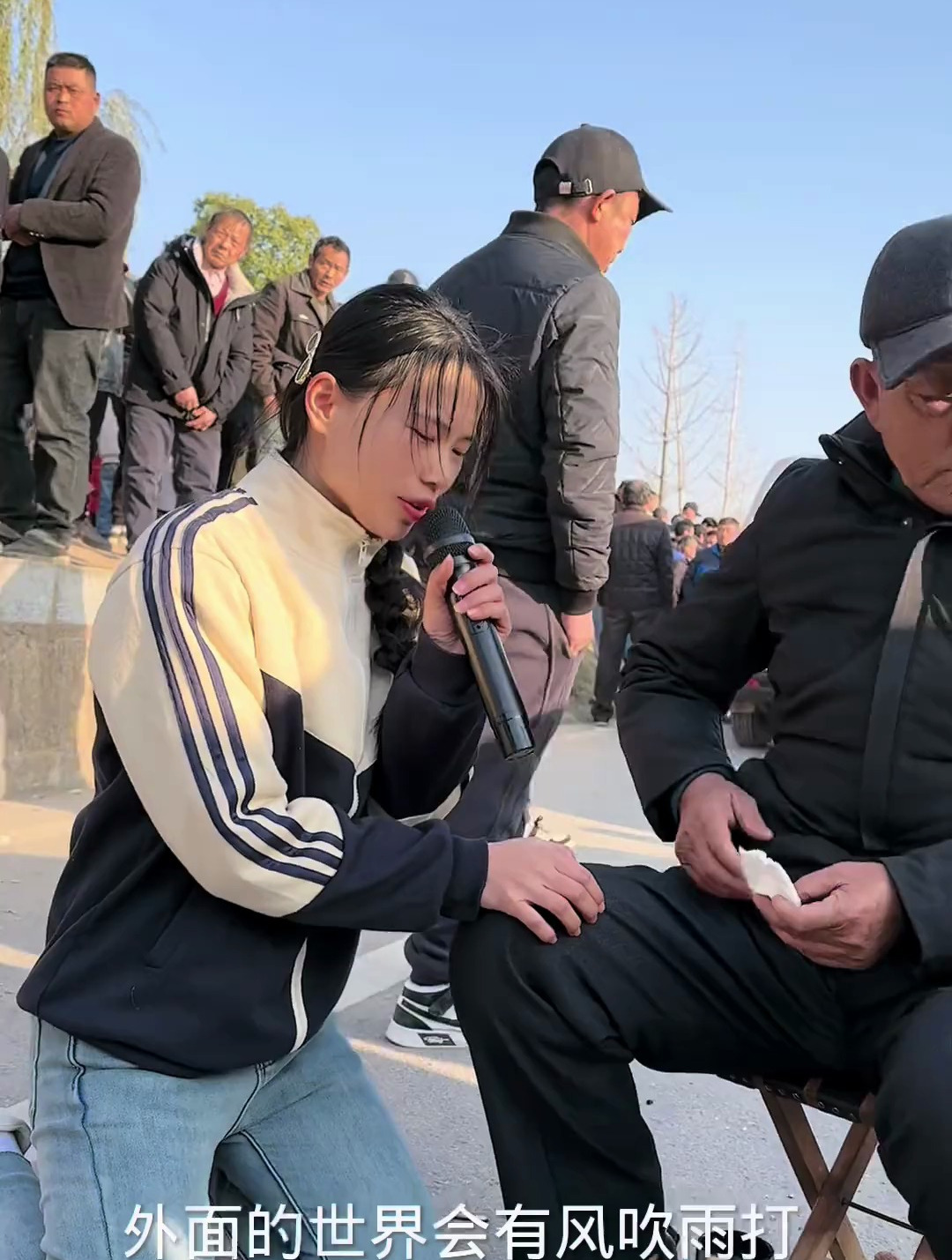 美女街头卖唱《记得咱的家》,歌声深情感人,唱出多少父母的牵挂