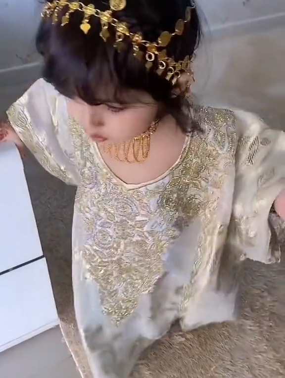 可爱到爆炸迪拜小公主出生即是盈家还拥有纯天然卡姿兰大眼睛