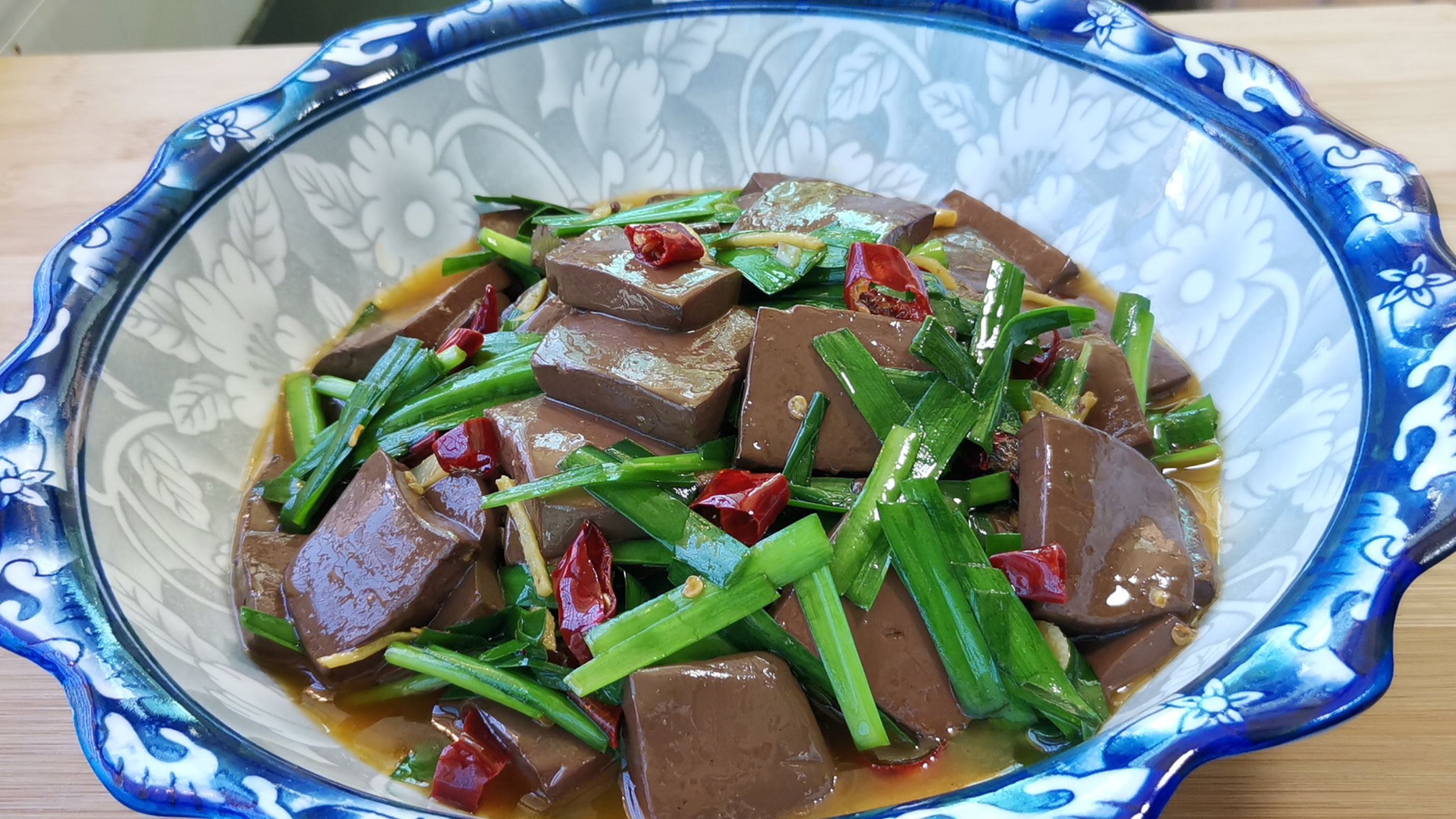 家常菜:“韭菜炒鸭血”的正确做法,鸭血嫩滑无腥味,好吃又下饭
