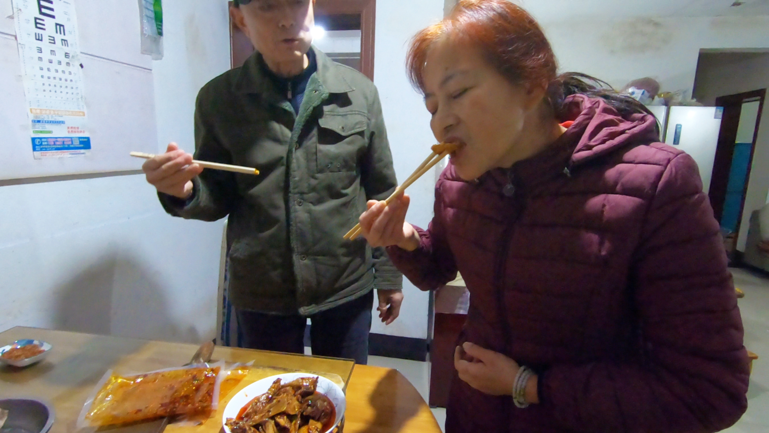 回泸州外婆家,带重庆丰都孙大姐麻辣鸡给大家尝,亲戚们都说好吃