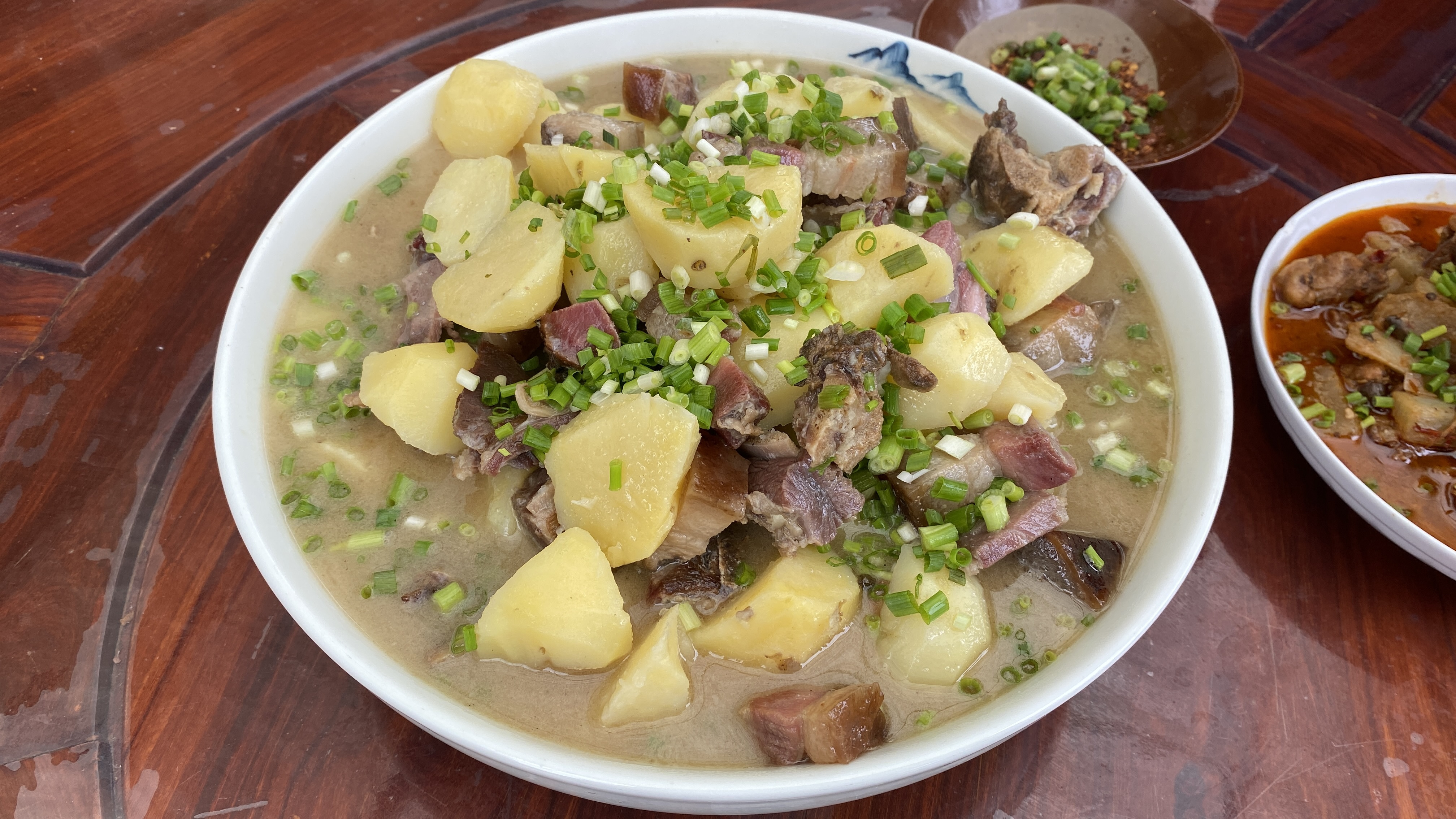 杰哥私房菜——“腊肉炖土豆”,高端的食材只需要最简单的烹饪