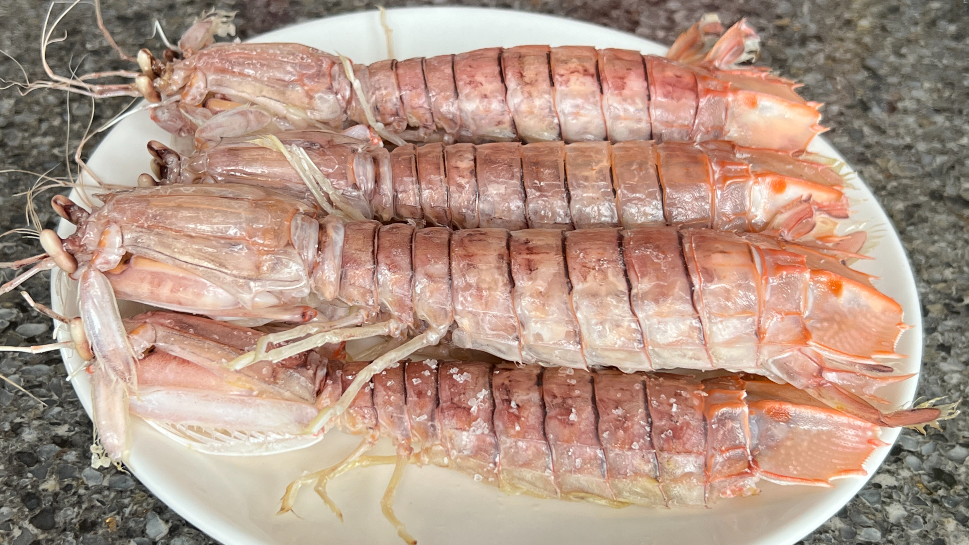 粗盐生焗皮皮虾做法,出锅肉质嫩滑,味道香甜,龙虾也没有它好吃