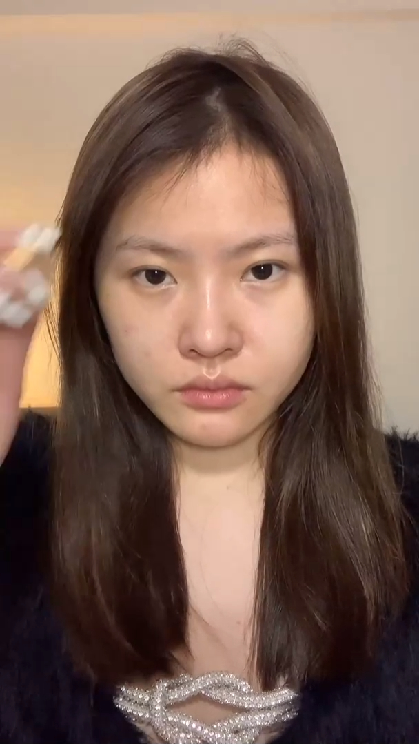 不要小看素颜普通的女生,只要她打扮起来,还不一定能看得上你