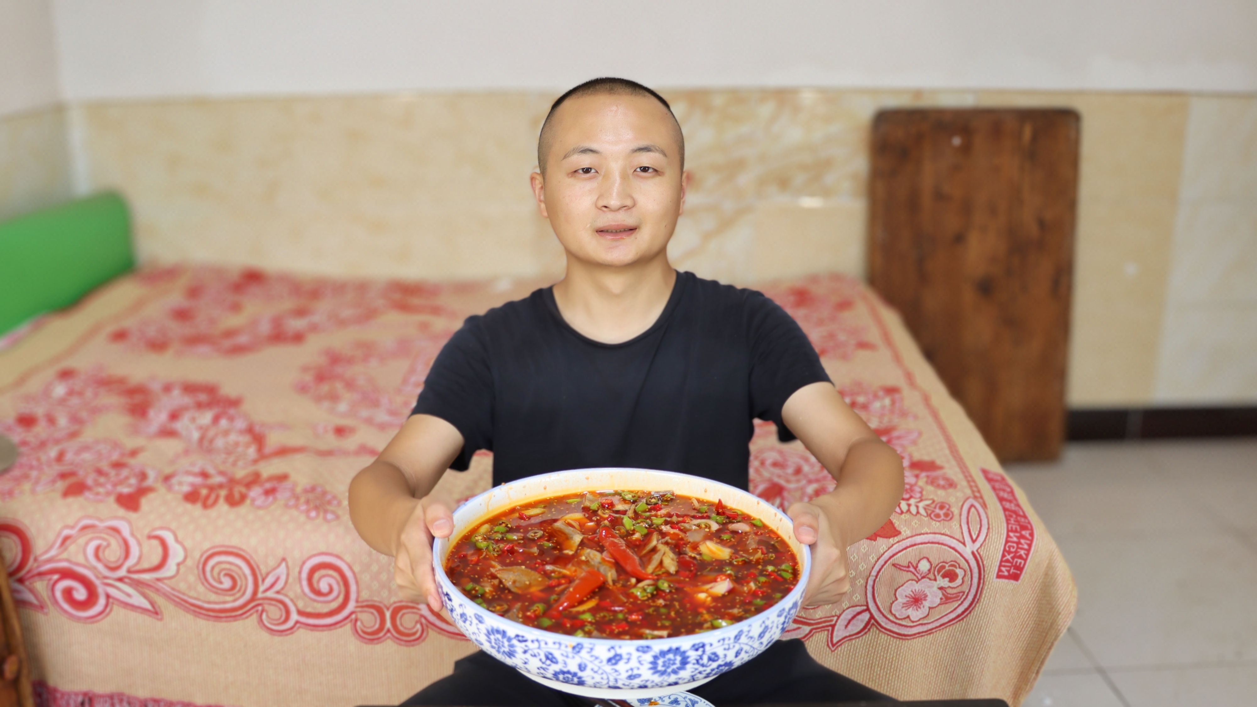 大冬用牛头做“捞汁牛头”，清凉爽口，味道很哇塞