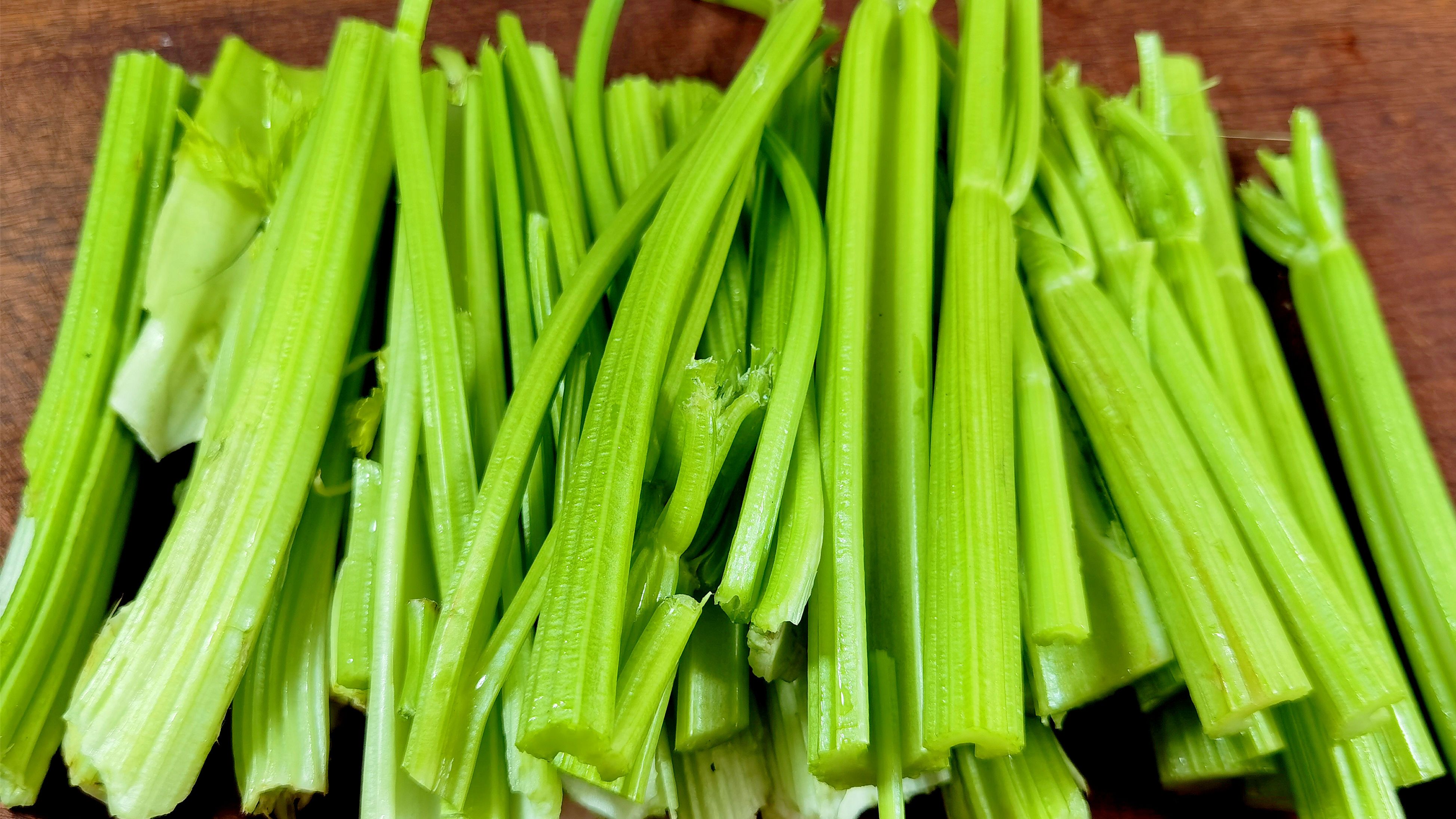 夏天多吃芹菜，学会这种做法，天天吃都不腻，开胃解腻，比肉还香