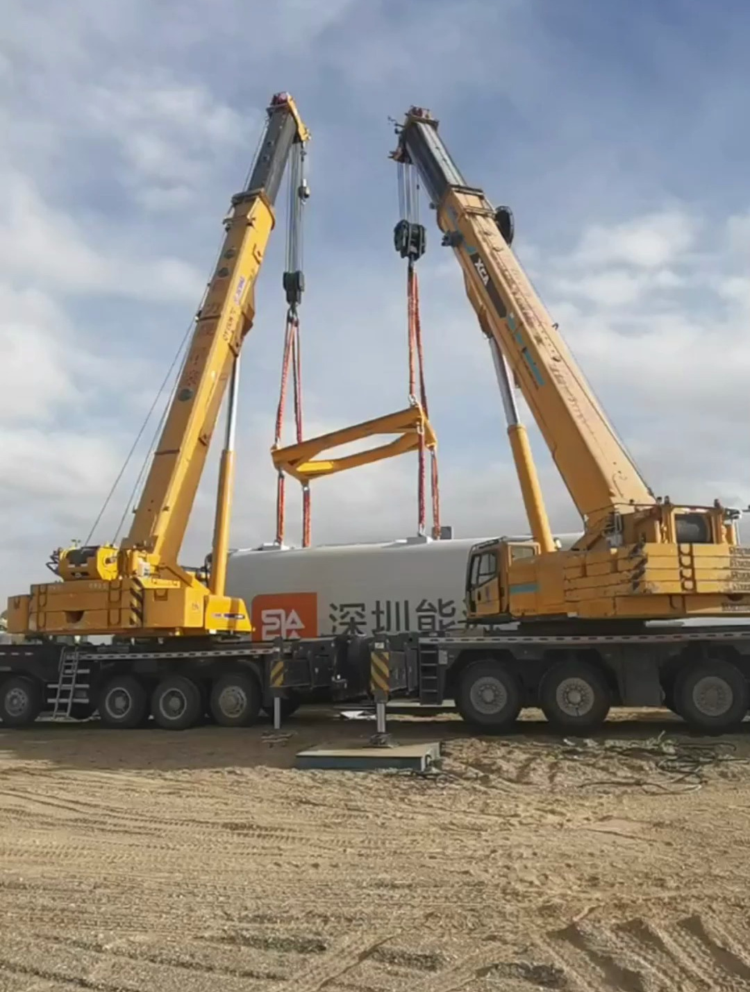 两台吊车来吊铁,看这个技术,谁更牛