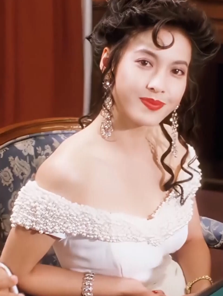 李婉华,身材完美,大秀事业线,充满诱惑!-度小视