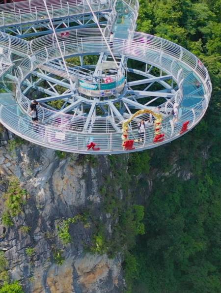 空中风景看到的是别样的意境,这是九龙之星玻璃栈道!你敢走吗?