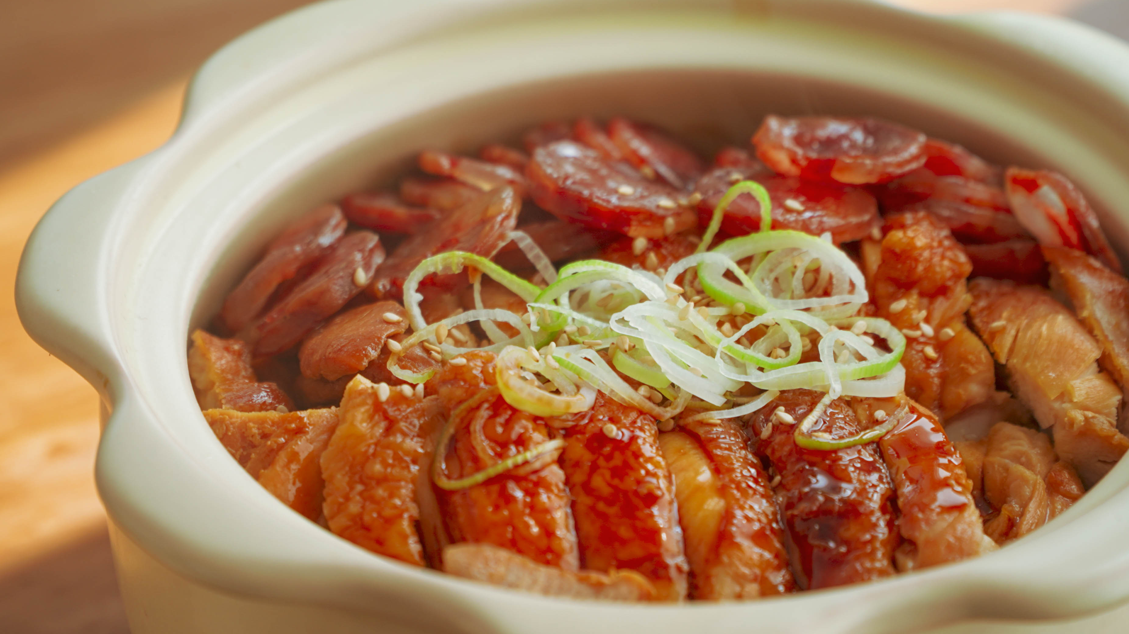 「照烧鸡腊味双拼煲仔饭」煲仔饭不糊锅的秘密