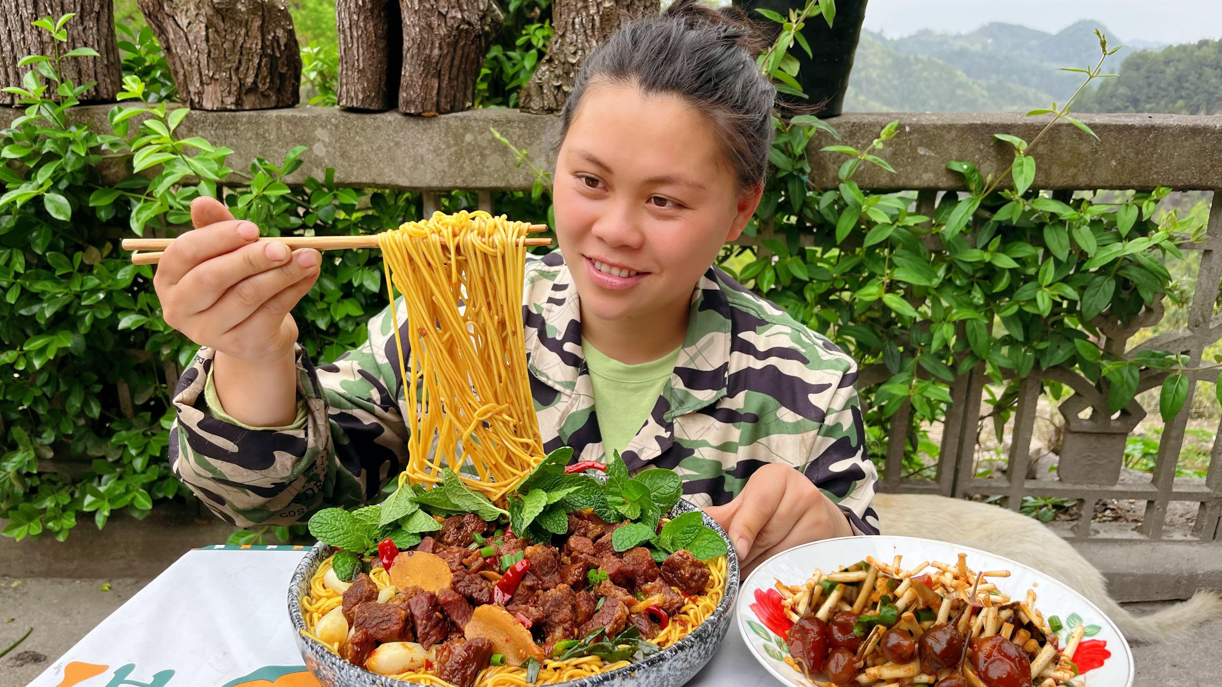今天栽了很多彩椒,干完活做碗红烧牛肉面,配上折耳根大口吃过瘾