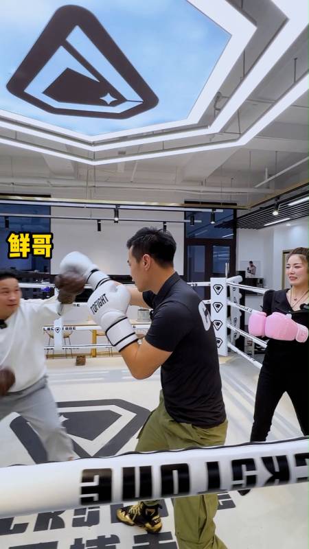 看我如何一招制服鲜哥这个小趴菜!-度小视