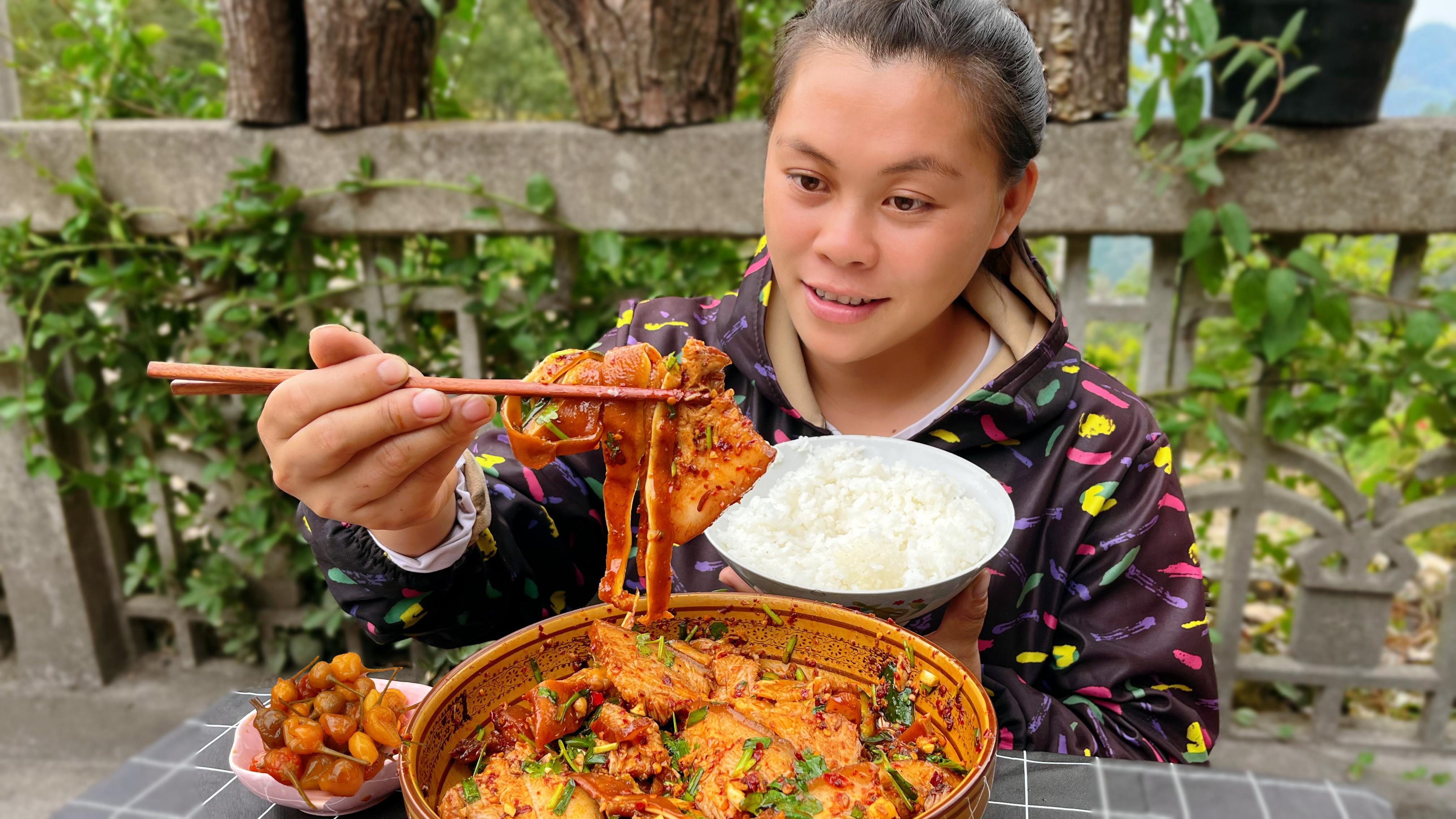今天买一块肉和猪耳朵,欧妹做个爆辣凉拌菜,配碗辣椒吃着巨下饭