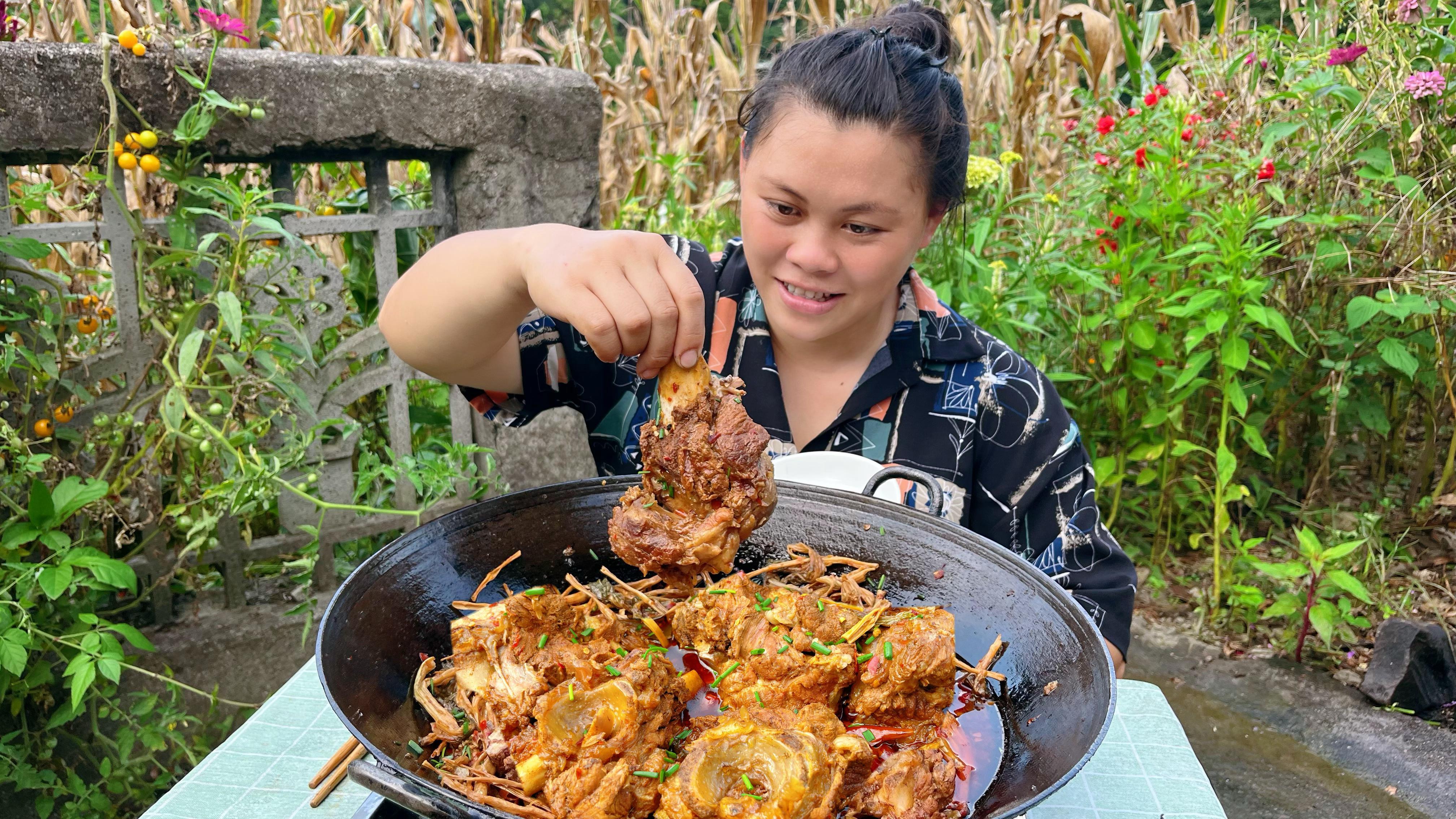 欧妹弄来几个大骨头,配上菜干笋干煮一锅,大口啃肉太过瘾了