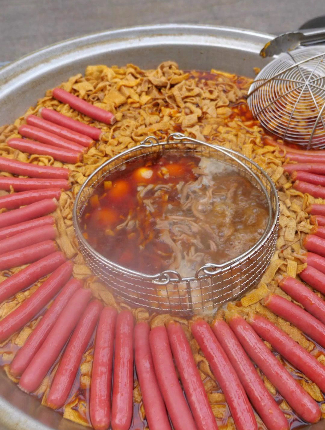 老摊鸭肠卷饼,这造型怪别致的-度小视