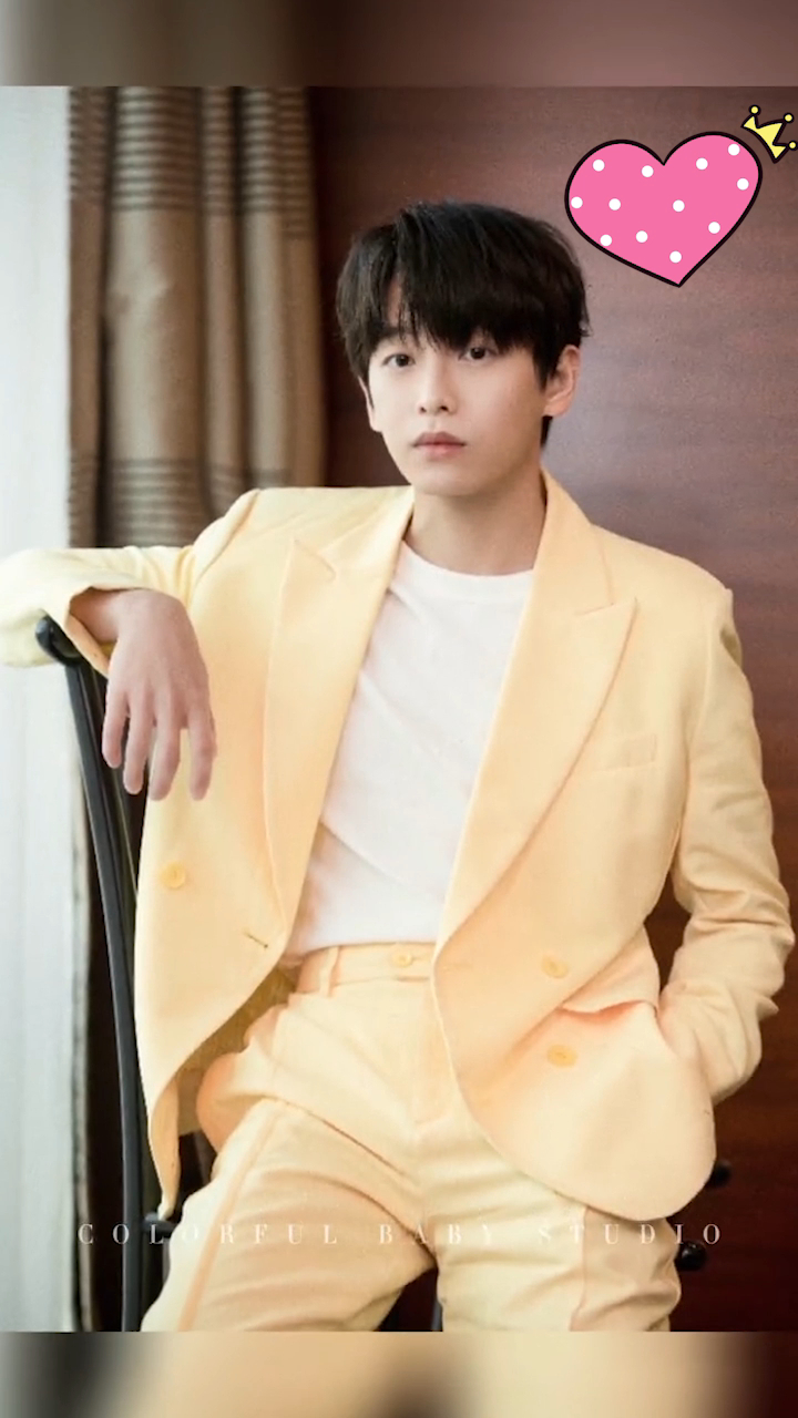 见识一下彭昱畅衣品有多绝一身黄色西装阳光又帅气