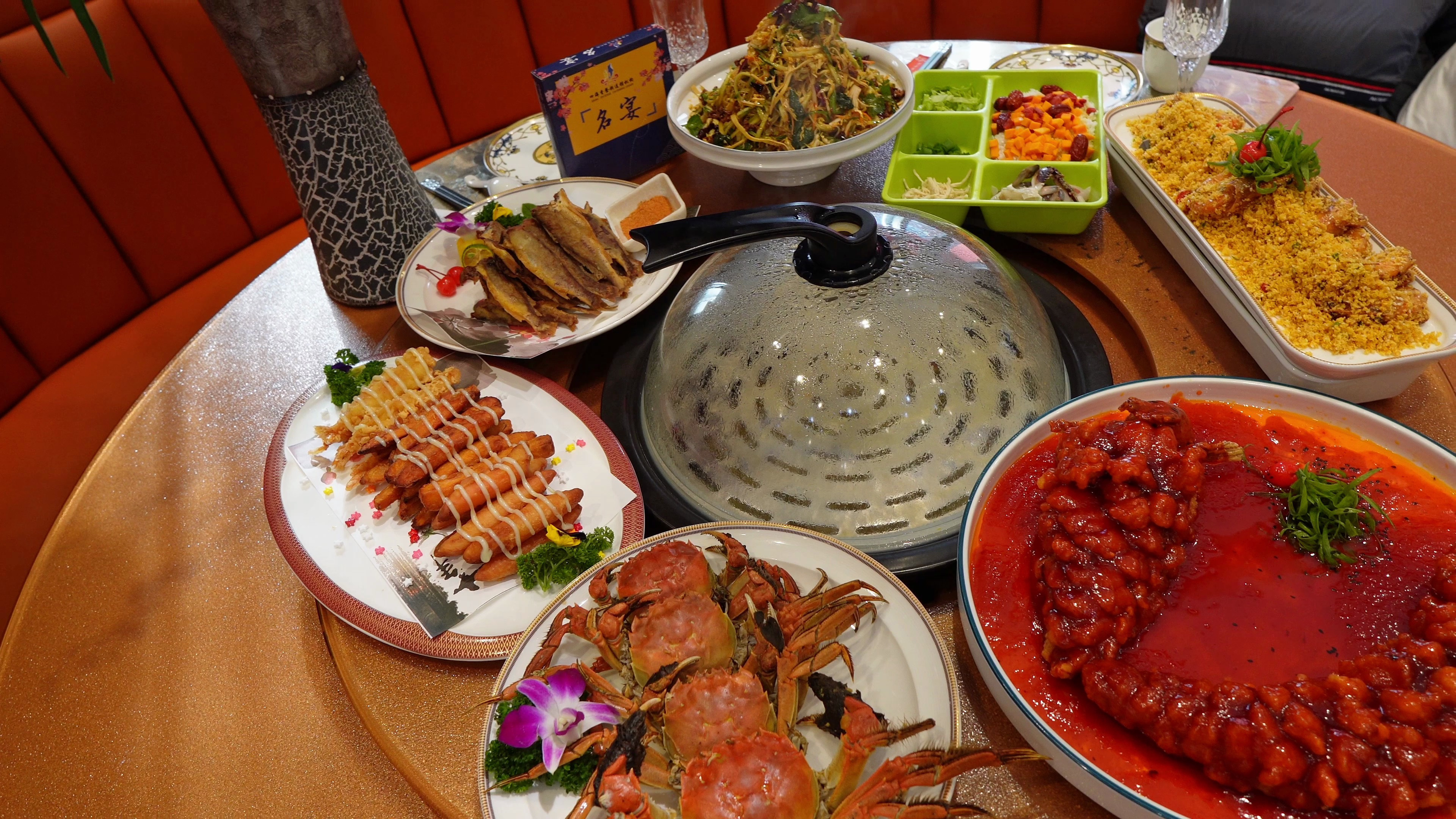群力观景餐厅,对面就是王府井,一桌鲜活海鲜不到200