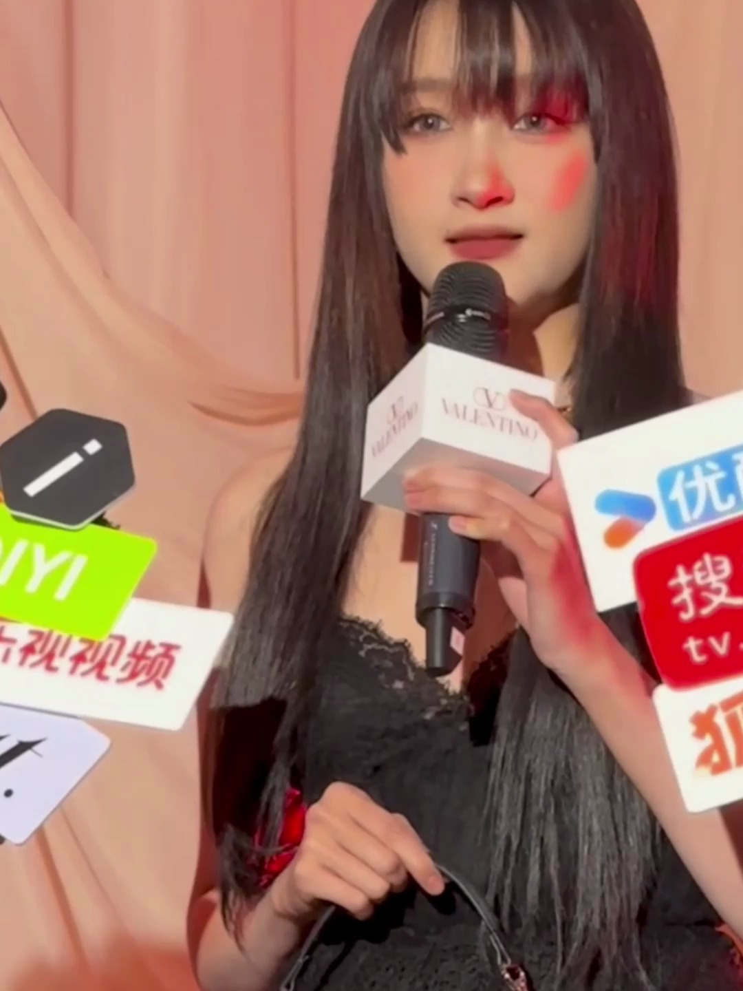 关晓彤接受品牌采访面无表情背推荐语感觉有点不情愿