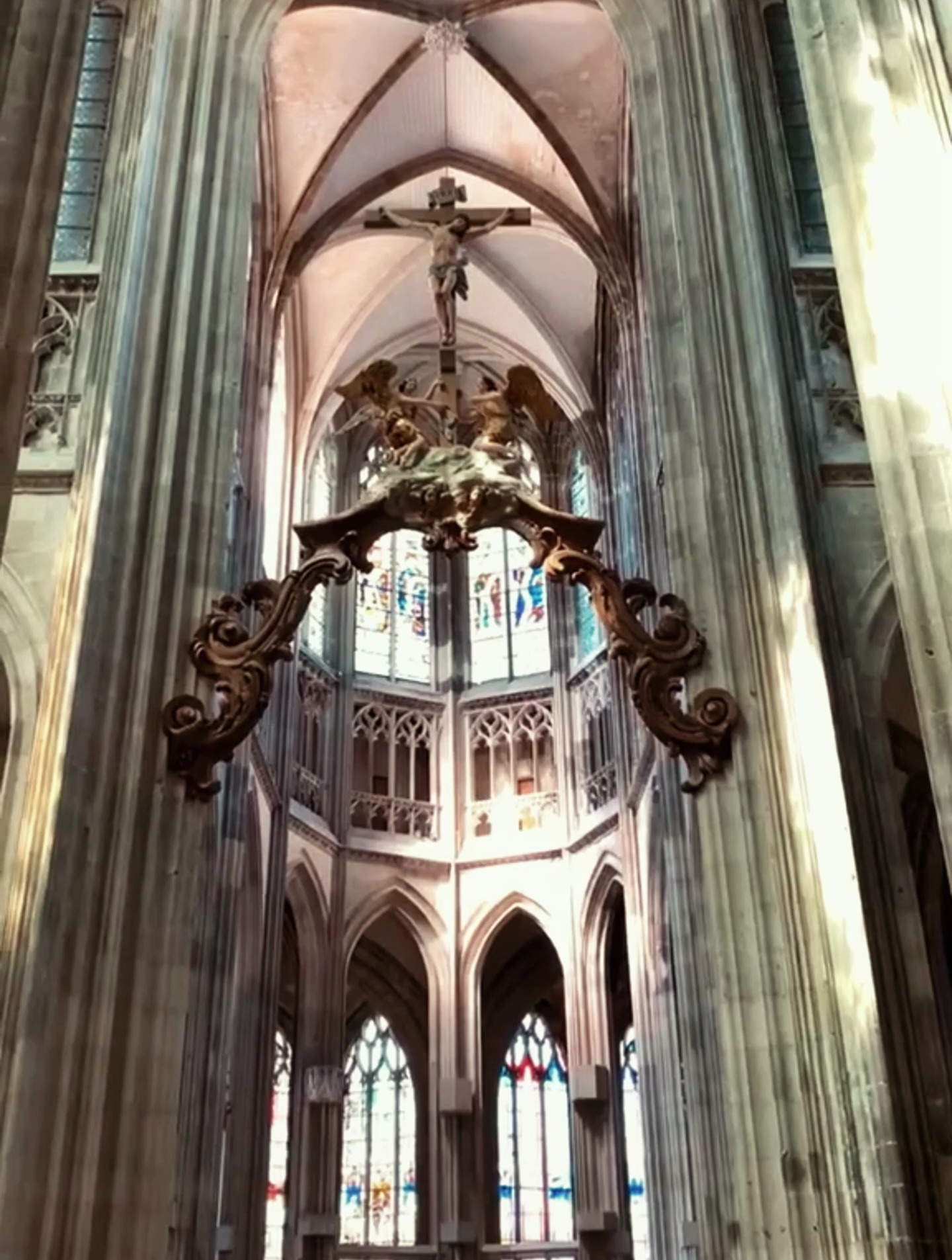 卢森堡教堂最有名为卢森堡圣母大教堂,又称圣子圣母教堂