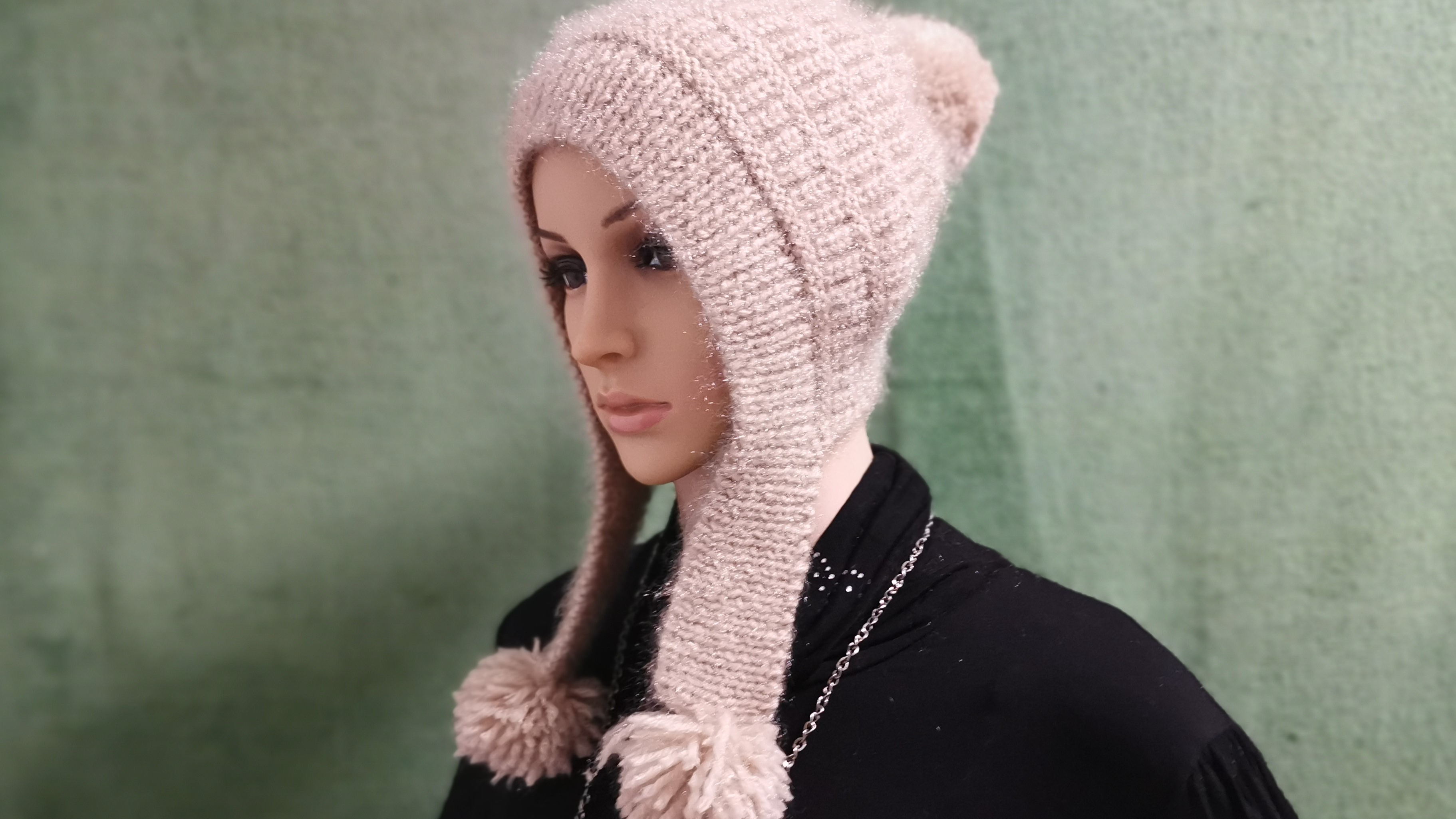 这是今年比较流行的一款毛线帽子，大人孩子都可以戴，温暖又洋气