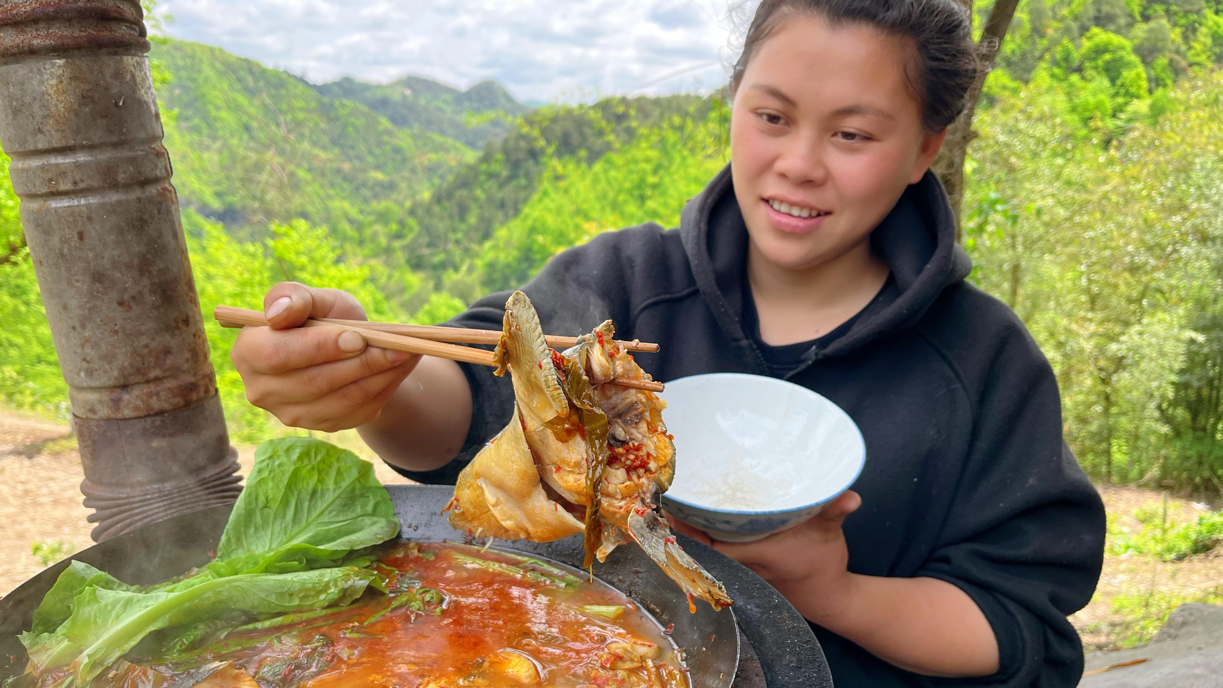 今天做个爆辣酸菜鱼,配上各种蔬菜小米椒,大口吃鱼不吐刺真过瘾