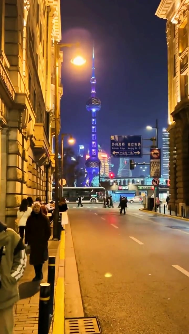 上海中山东一路城市的夜晚街景随拍手机摄影