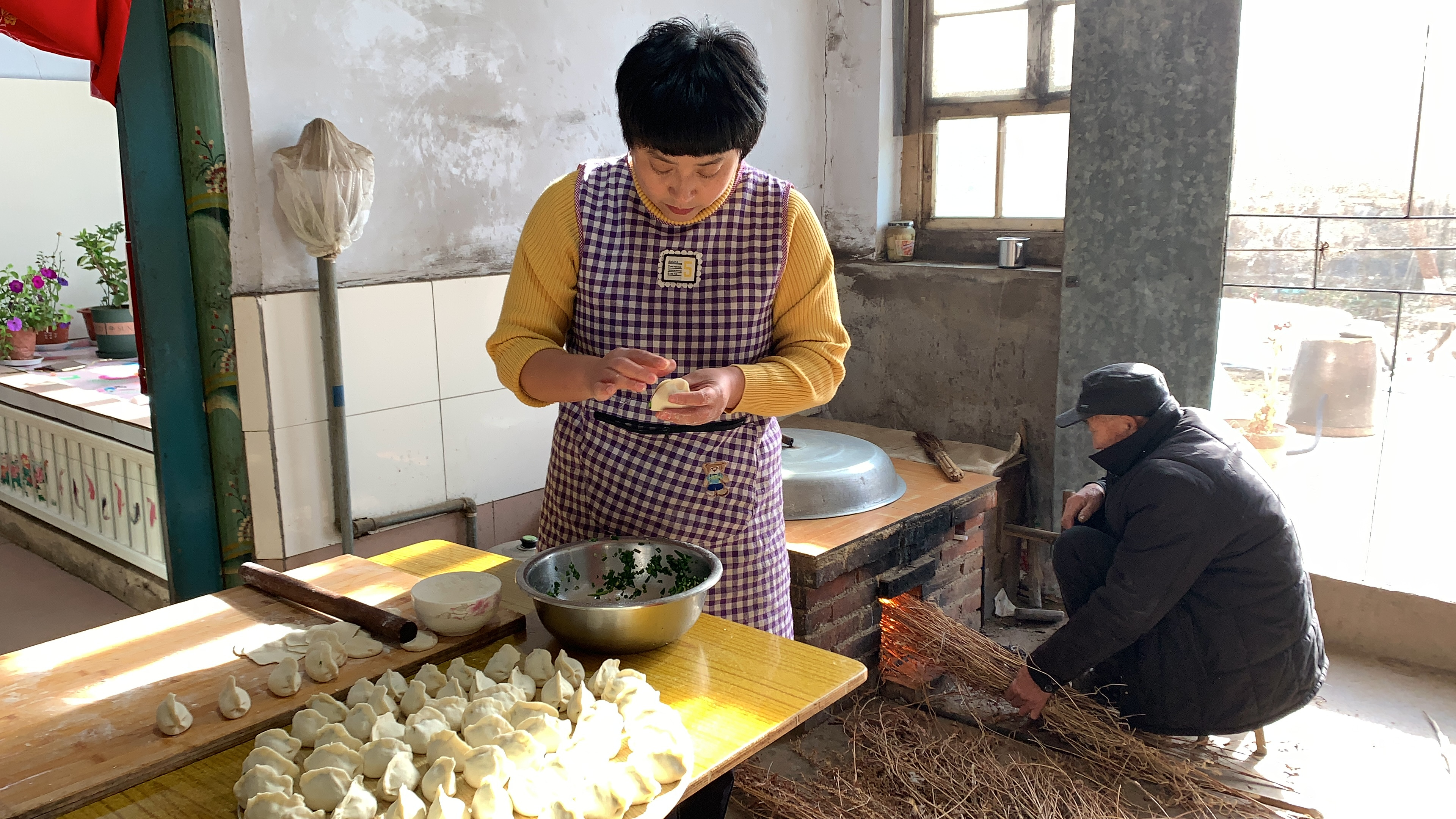 屋外寒风凛冽，屋内温暖如春，吃着小水饺，喝着小酒，吃美了