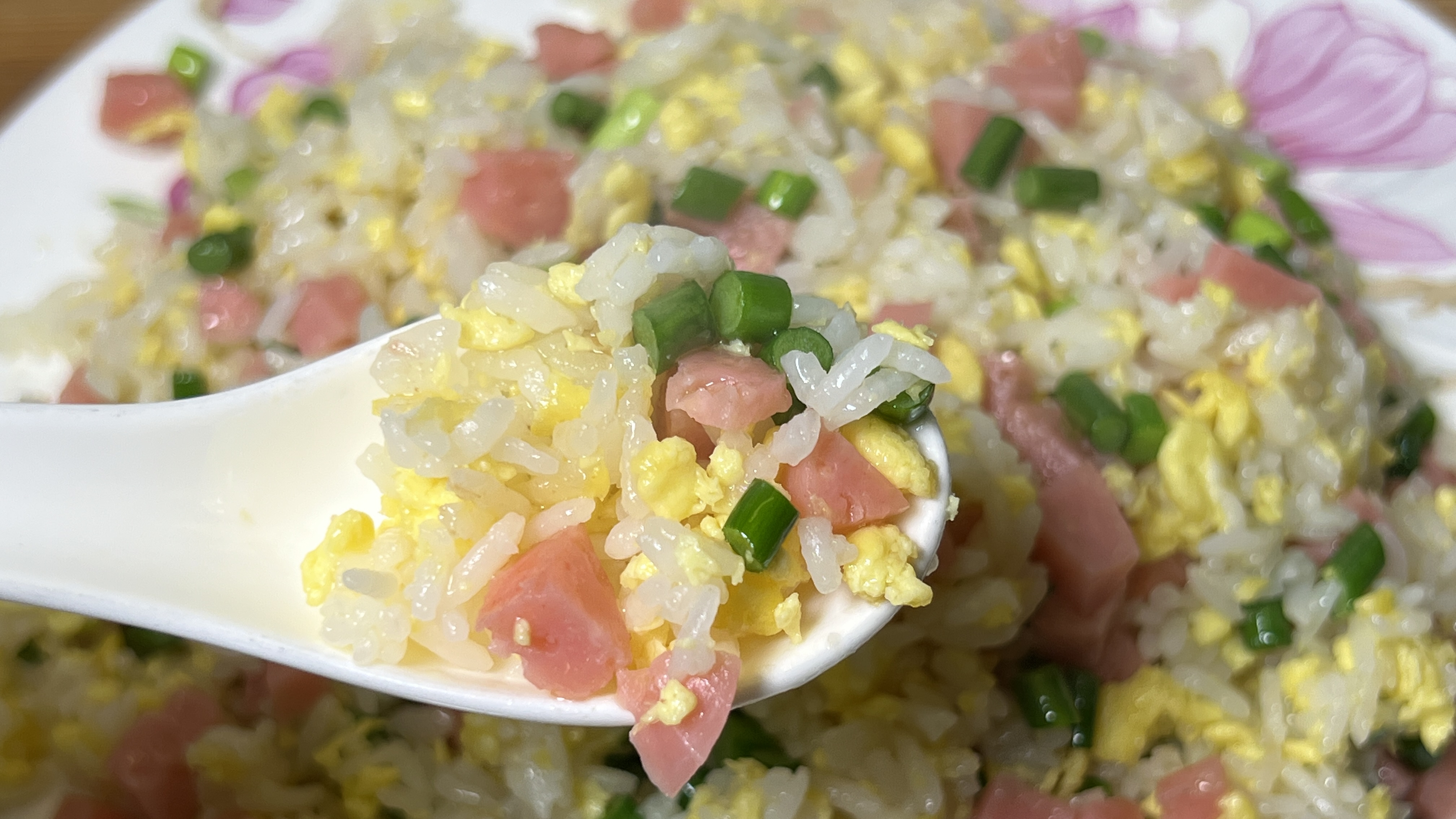 蛋炒饭怎么做好吃呢?方法告诉你,米饭松散软糯,色香味俱佳,香