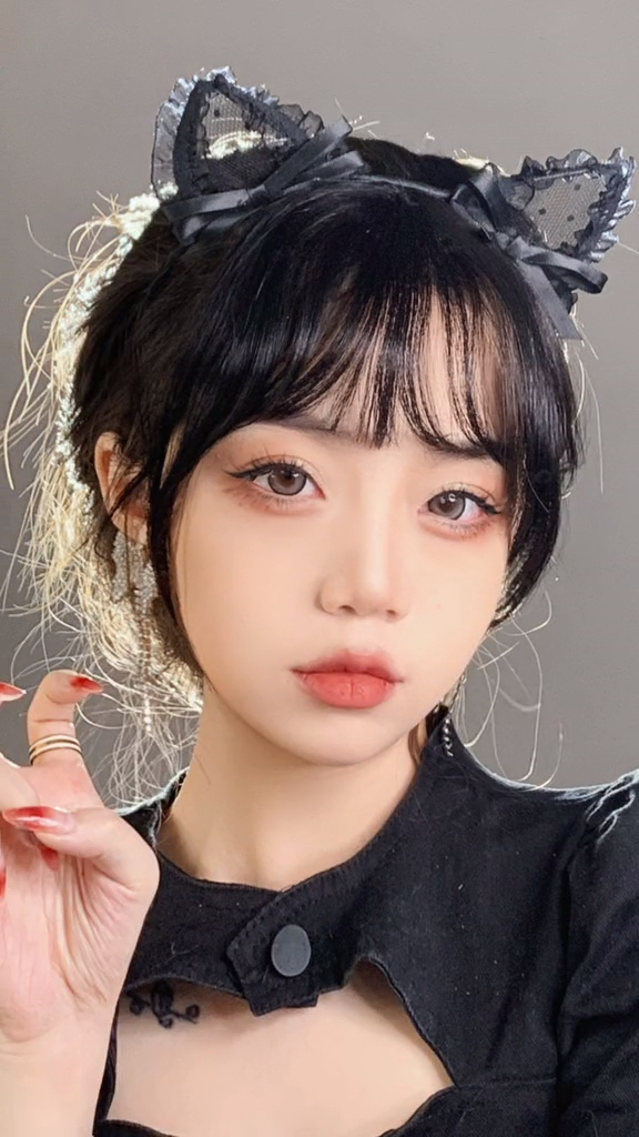 圆脸妹妹画这个小野猫妆容,一整个拽住-度小视