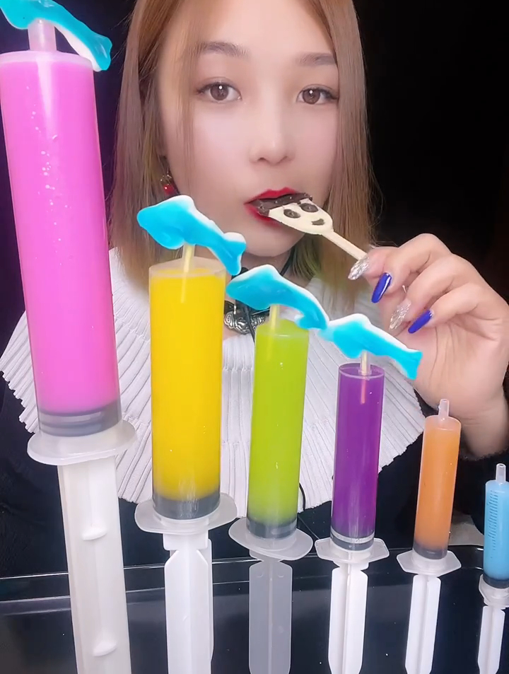 喝水声控:一口气干完针管饮料-度小视