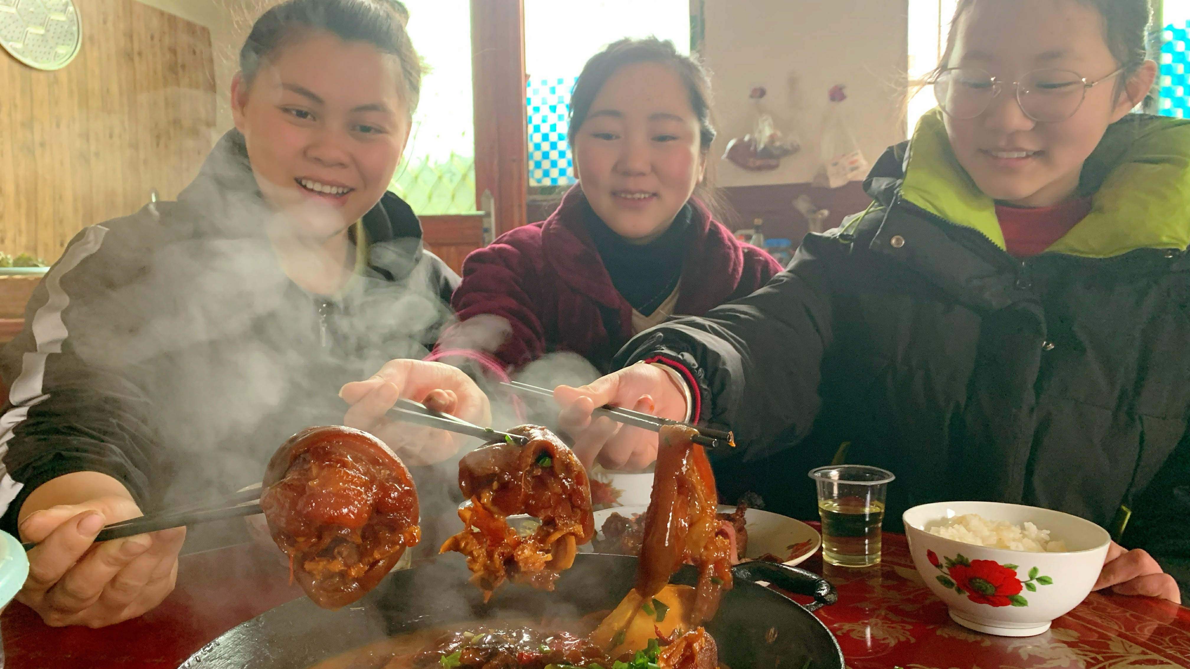 今天做个红焖牛脚,大牛脚肉多软糯有嚼劲,配盘烤鸭三人吃过瘾