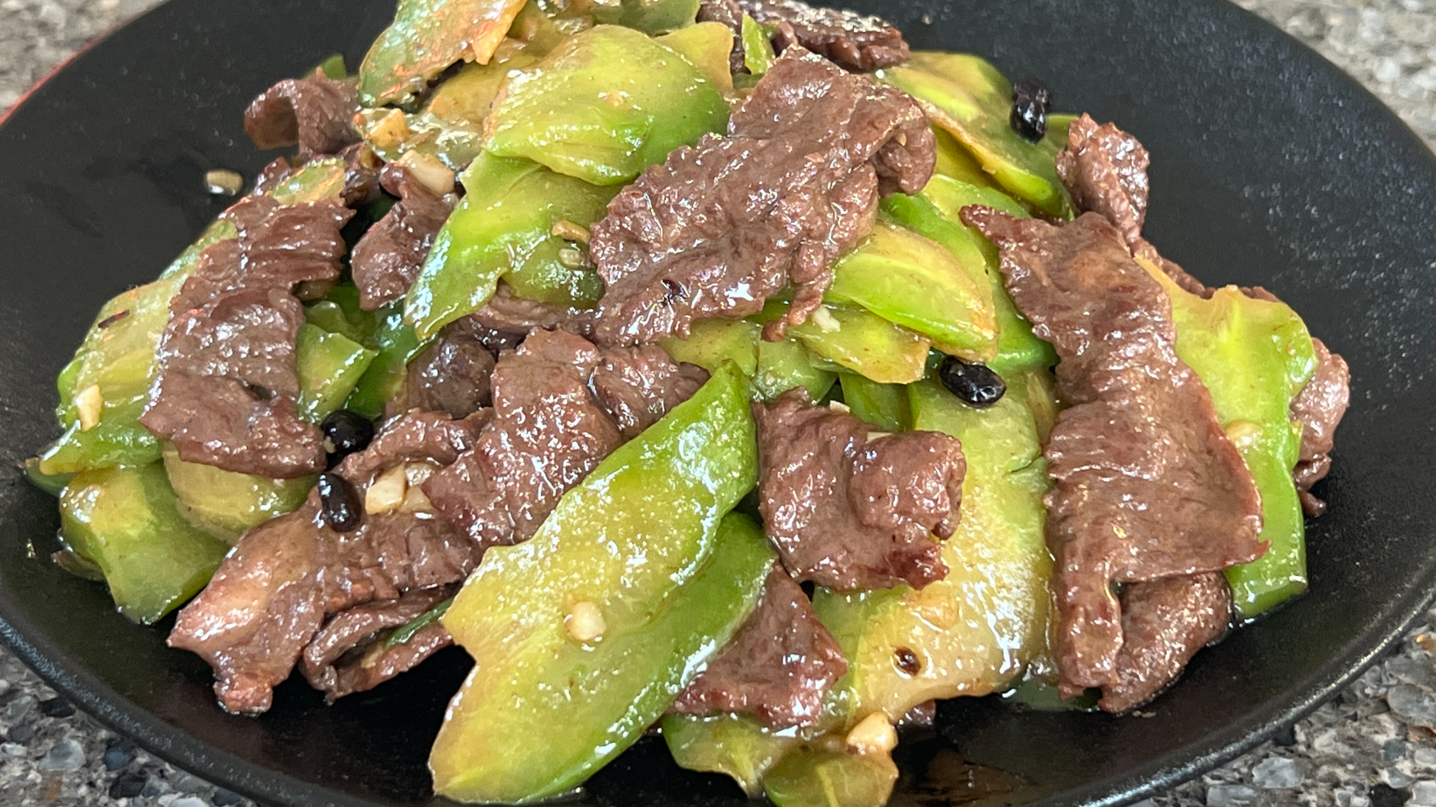苦瓜炒牛肉的家常做法,牛肉嫩滑,苦瓜翠绿爽口,做法简单好吃