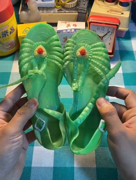 还记得你小时候穿过这种塑料凉鞋吗?-度小视