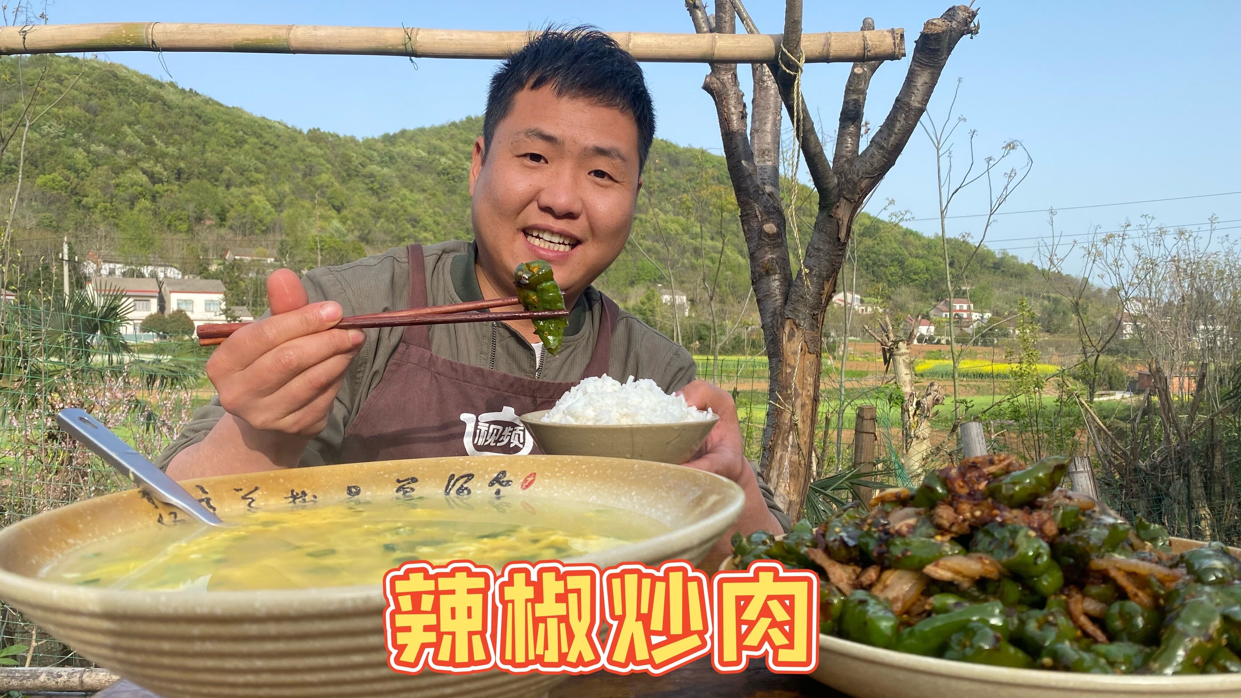 种完包谷回家做下饭菜“辣椒炒肉”,哥俩干光一盆米饭