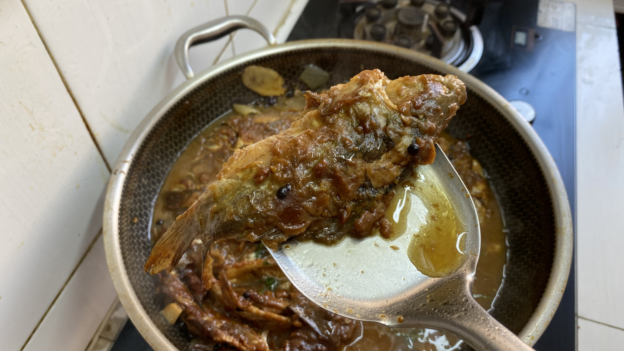 俗话说千炖豆腐万炖鱼!超级下饭的红烧鲫鱼,鱼肉细腻骨头都嚼碎