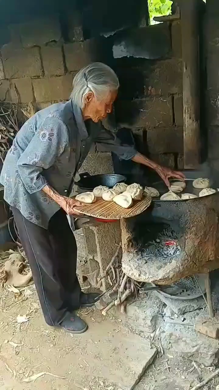 90岁老奶奶做的饭,出锅一看,这就是农村人的日常生活!