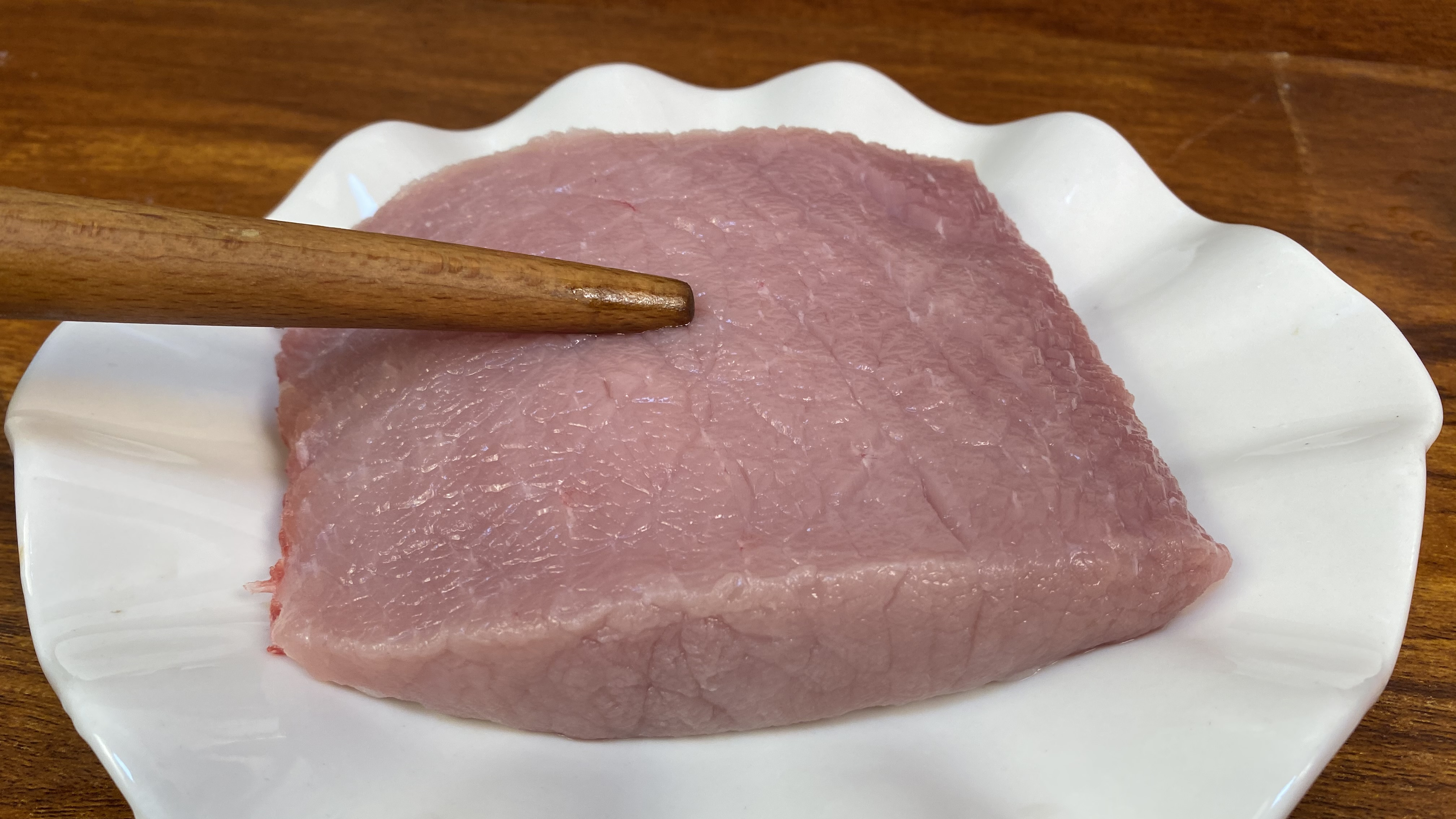 炒猪肉时,瘦肉发柴嚼不动?教您一招,跟吃豆腐一样嫩滑,超级香