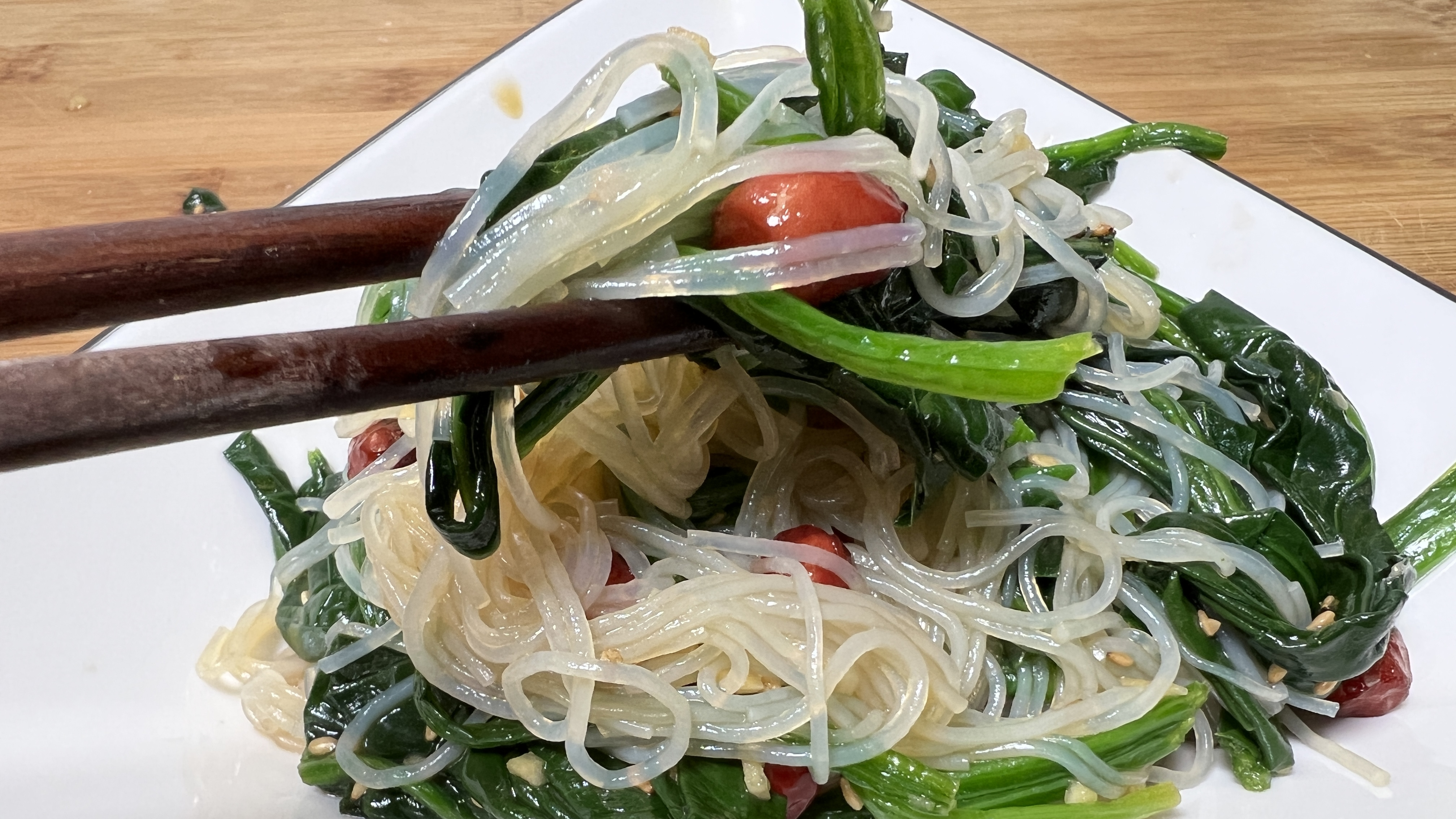 一把菠菜,花生米和粉丝做简单凉拌菜,清淡解油腻,下酒佐餐均可