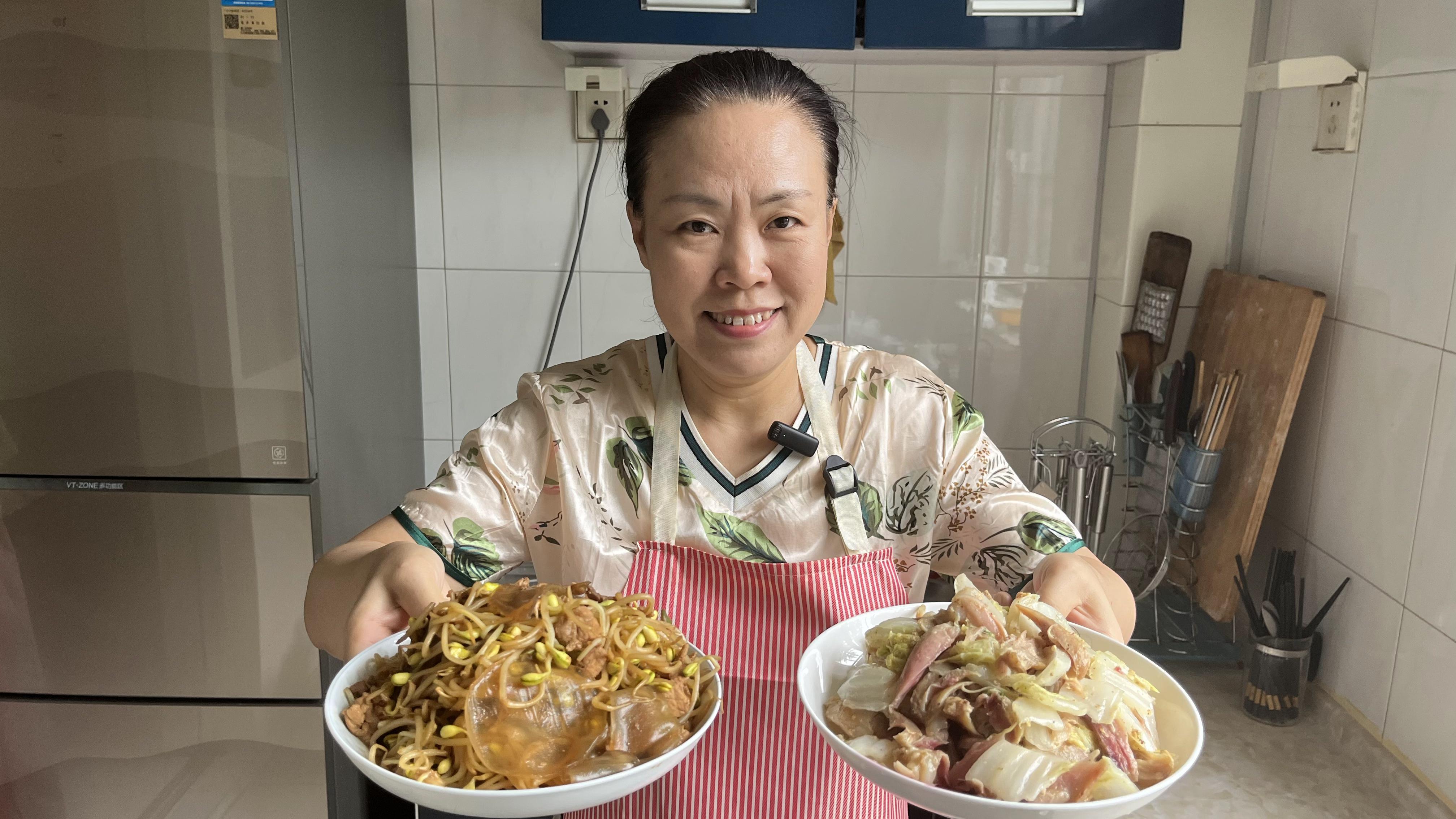 今天做了个家常炒黄豆芽和白菜芥末鸡,减肥也能吃的很美味