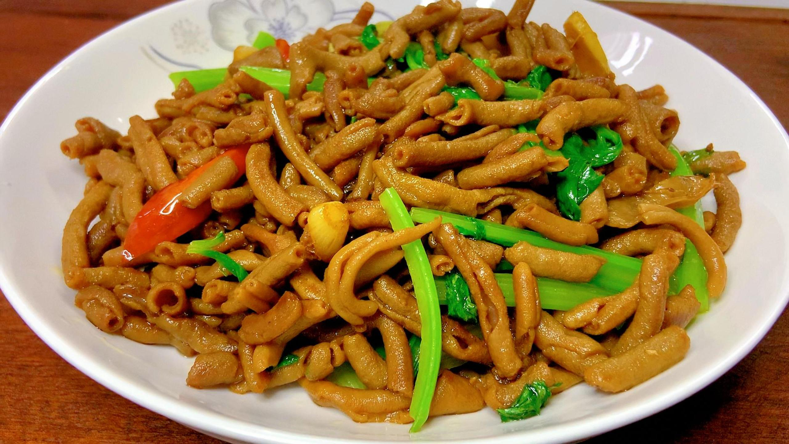 芹菜炒鸭肠的做法,一出锅香辣入味又开胃,下酒下饭真解馋