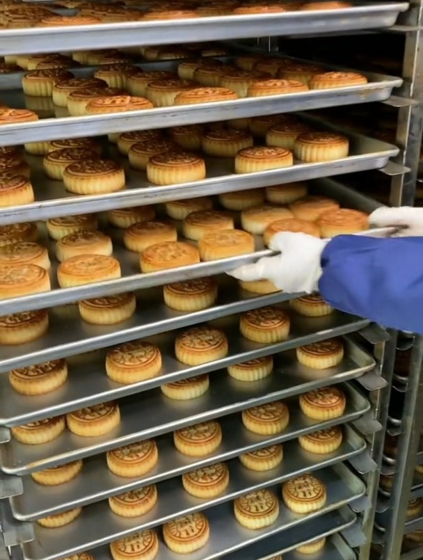 正宗月饼工厂流水日常,你们知道这样做的吗?现场生产中
