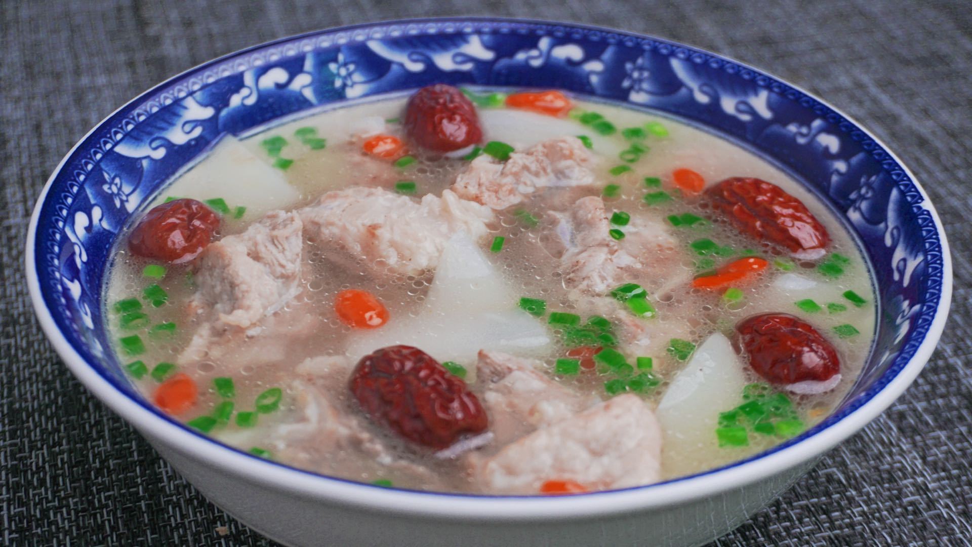 炖排骨汤,切记不要直接下锅,教你一招,排骨鲜嫩多汁,不腥不柴