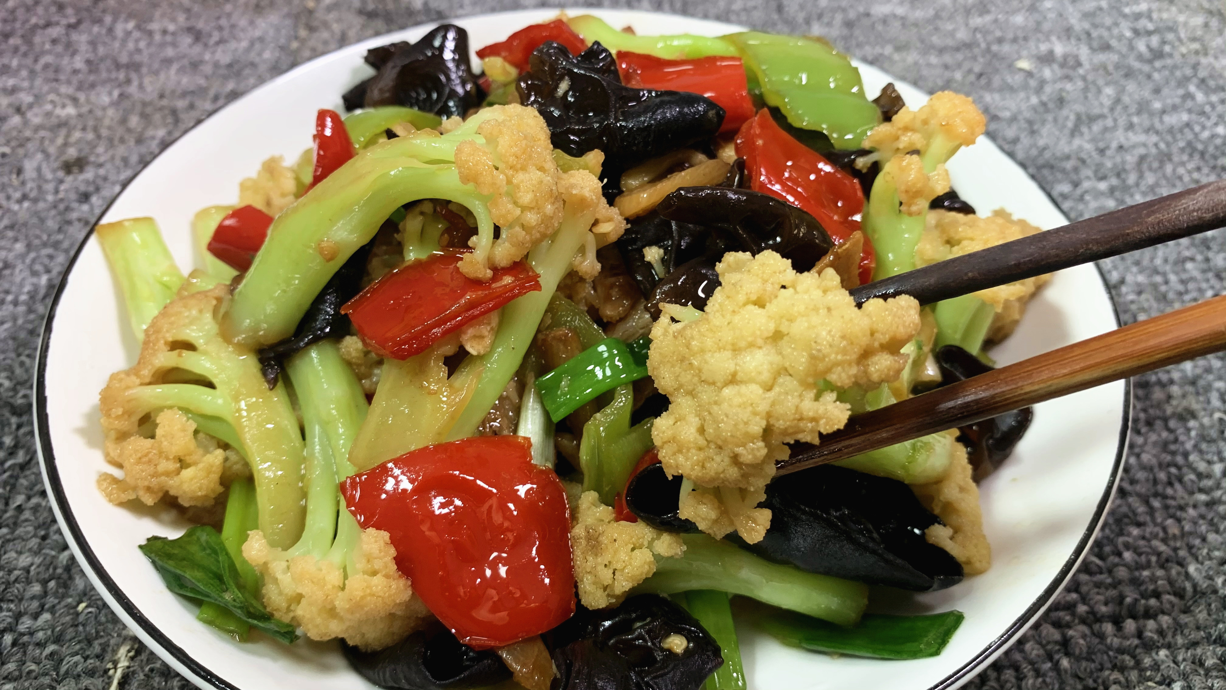 炒花菜时,最忌焯水和直接炒,教你一招,鲜嫩入味,营养不流失