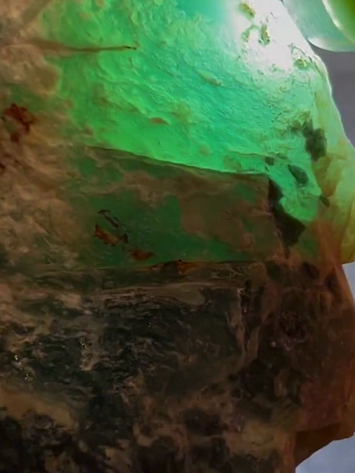 翡翠原石莫西沙一块莫西沙玻璃种天空蓝的料子