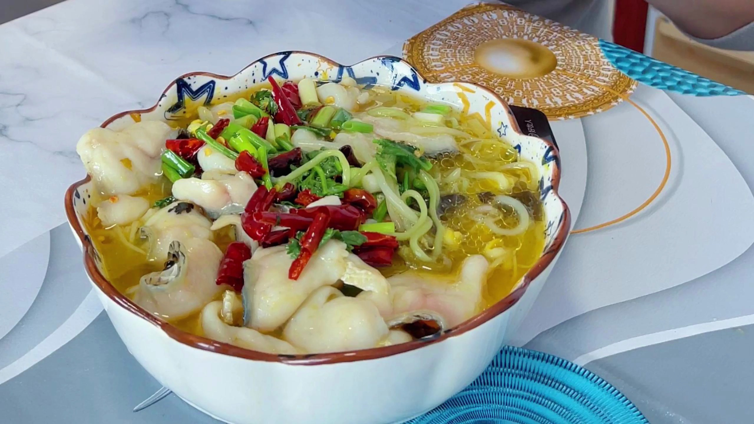 马上过年了,在家几分钟就能做好一锅酸菜鱼,鱼肉嫩滑,汤汁酸爽