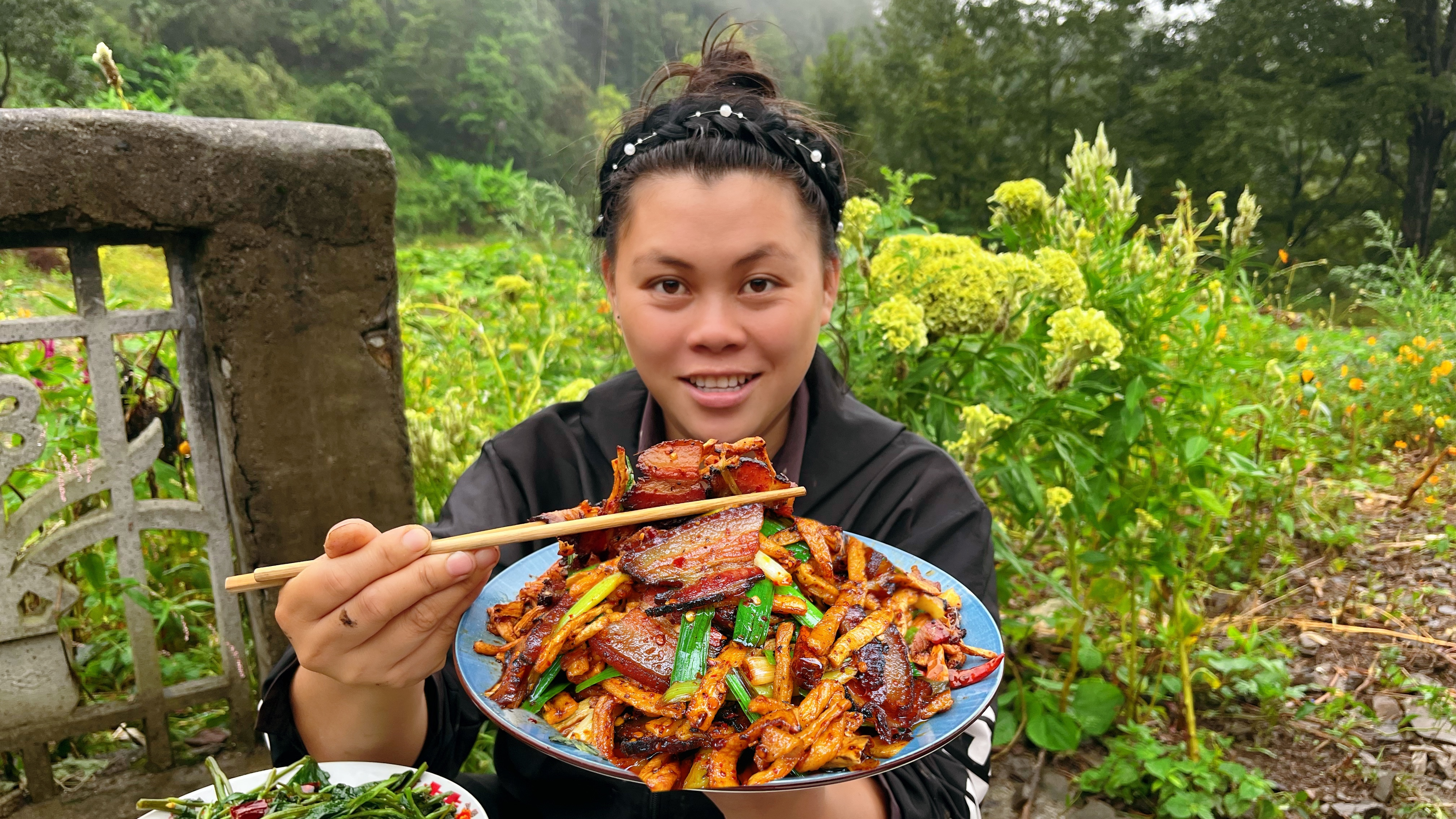 今天挖地种了很多蔬菜,干完活做个萝卜干炒腊肉连吃两碗饭