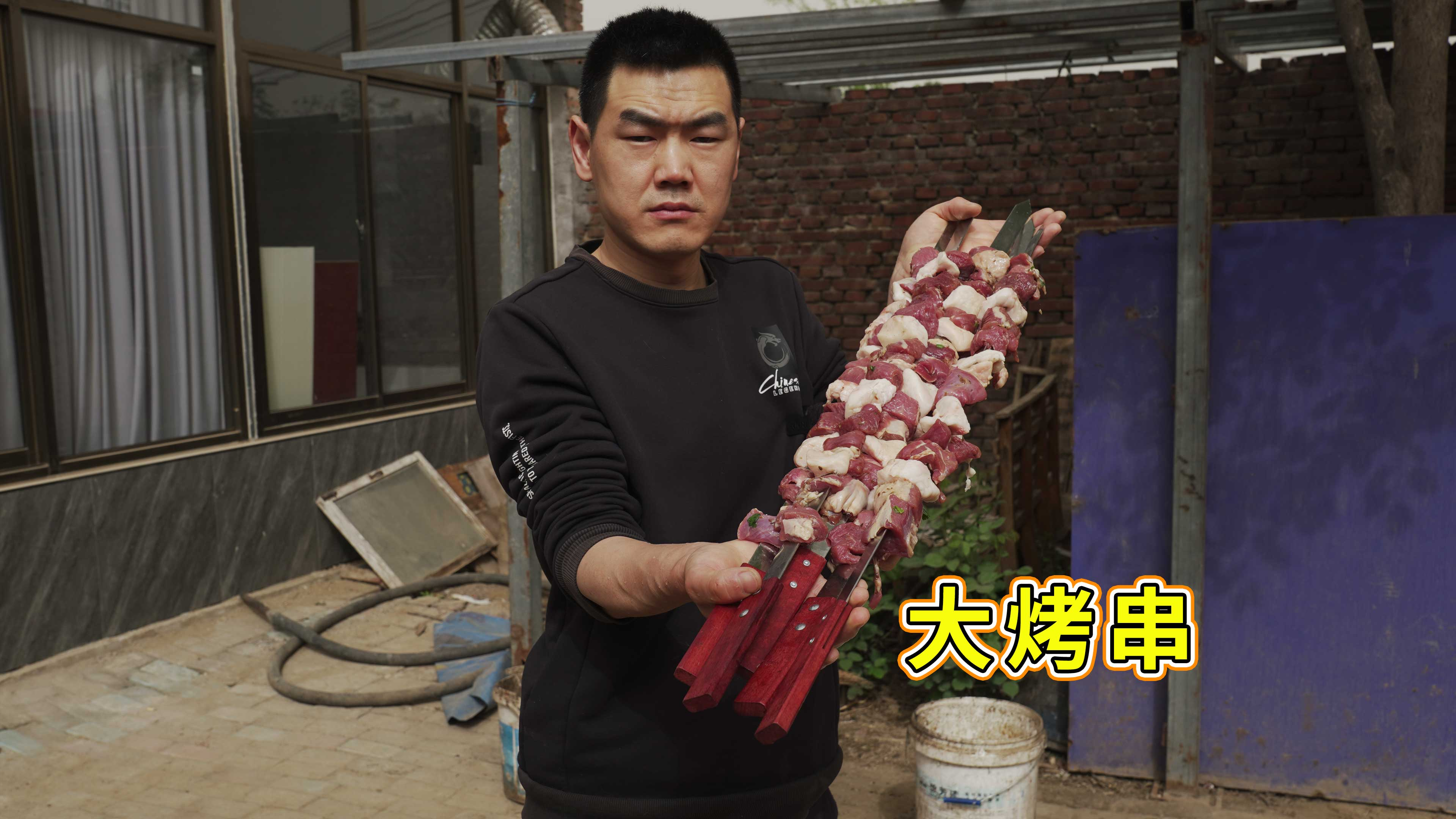5斤羊肉配滩羊羊尾油，阿远做烤羊肉串吃，大伯：这是宝剑烤肉吧