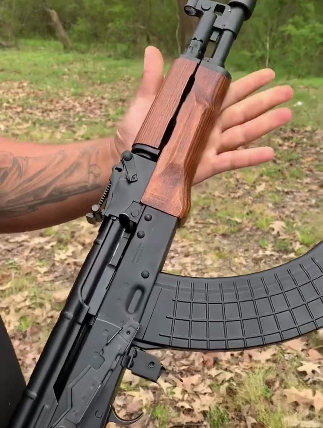 aks-74u短突击步枪,枪身很短,并且仅有730毫米