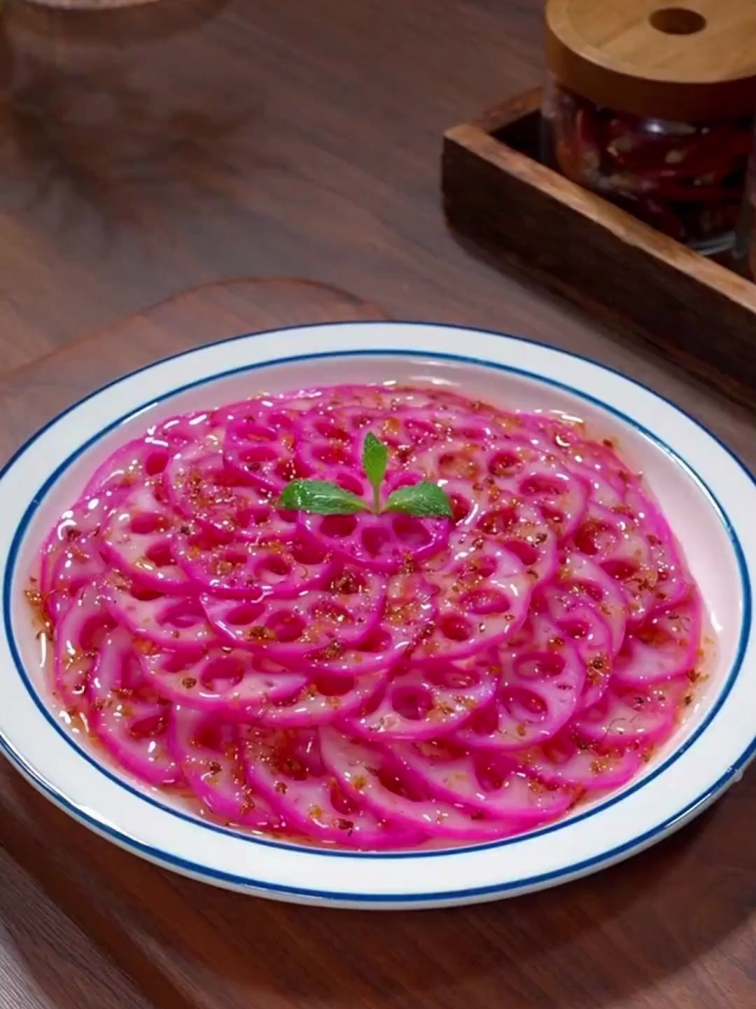 把莲藕和火龙果放进雪碧里泡一泡